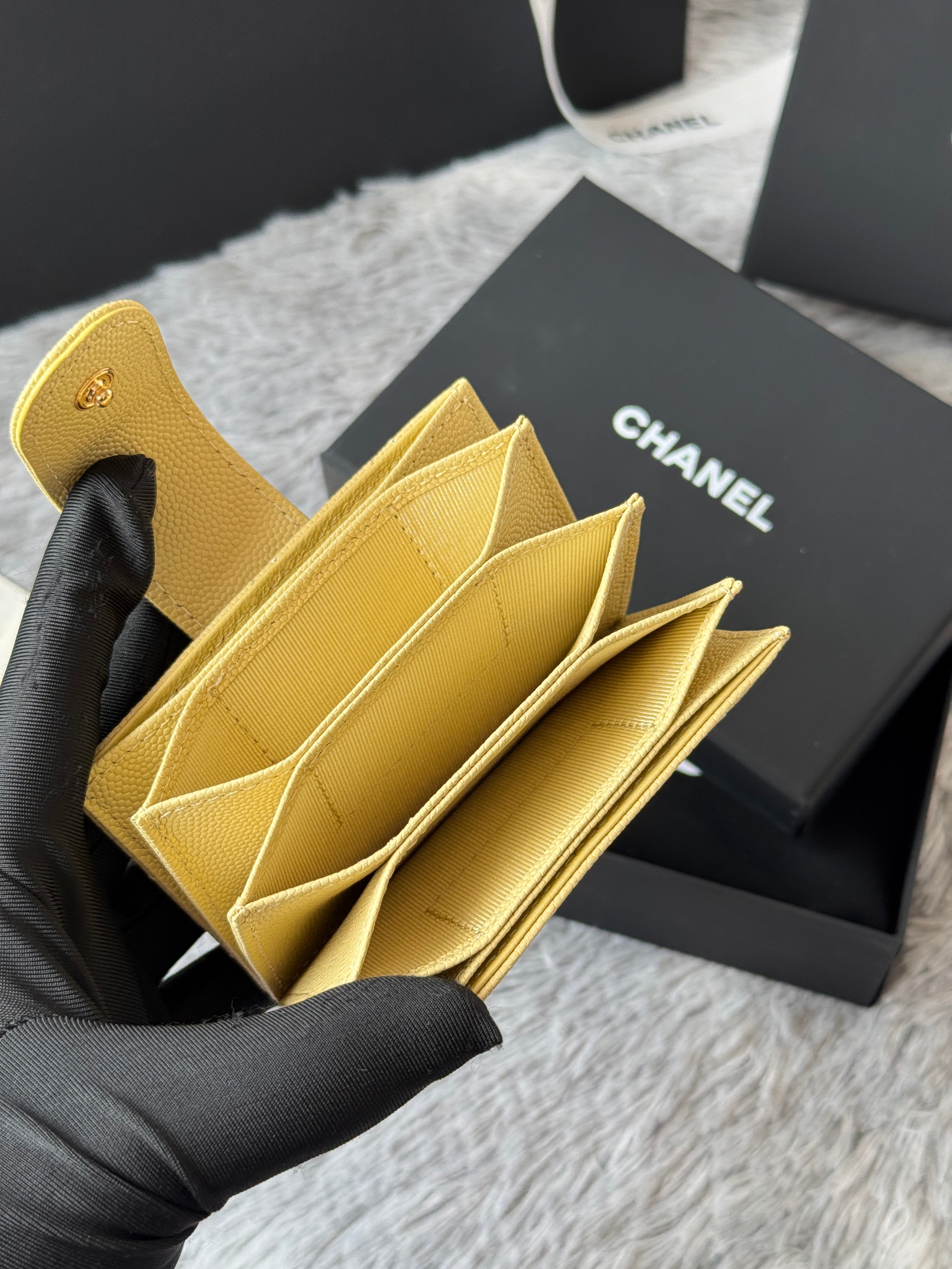 CARD HOLDER 10 CIRCLE CLASP IN YELLOW CAVIAR LEATHER GOLD-TONE METALLIC