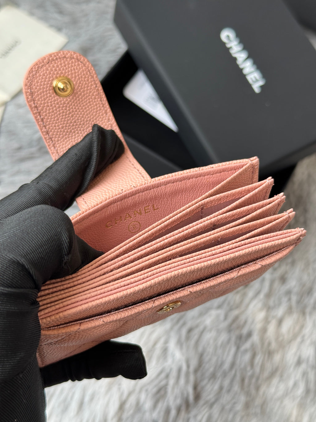 CARD HOLDER 10 CIRCLE CLASP IN TONYS PINK CAVIAR LEATHER GOLD-TONE METALLIC