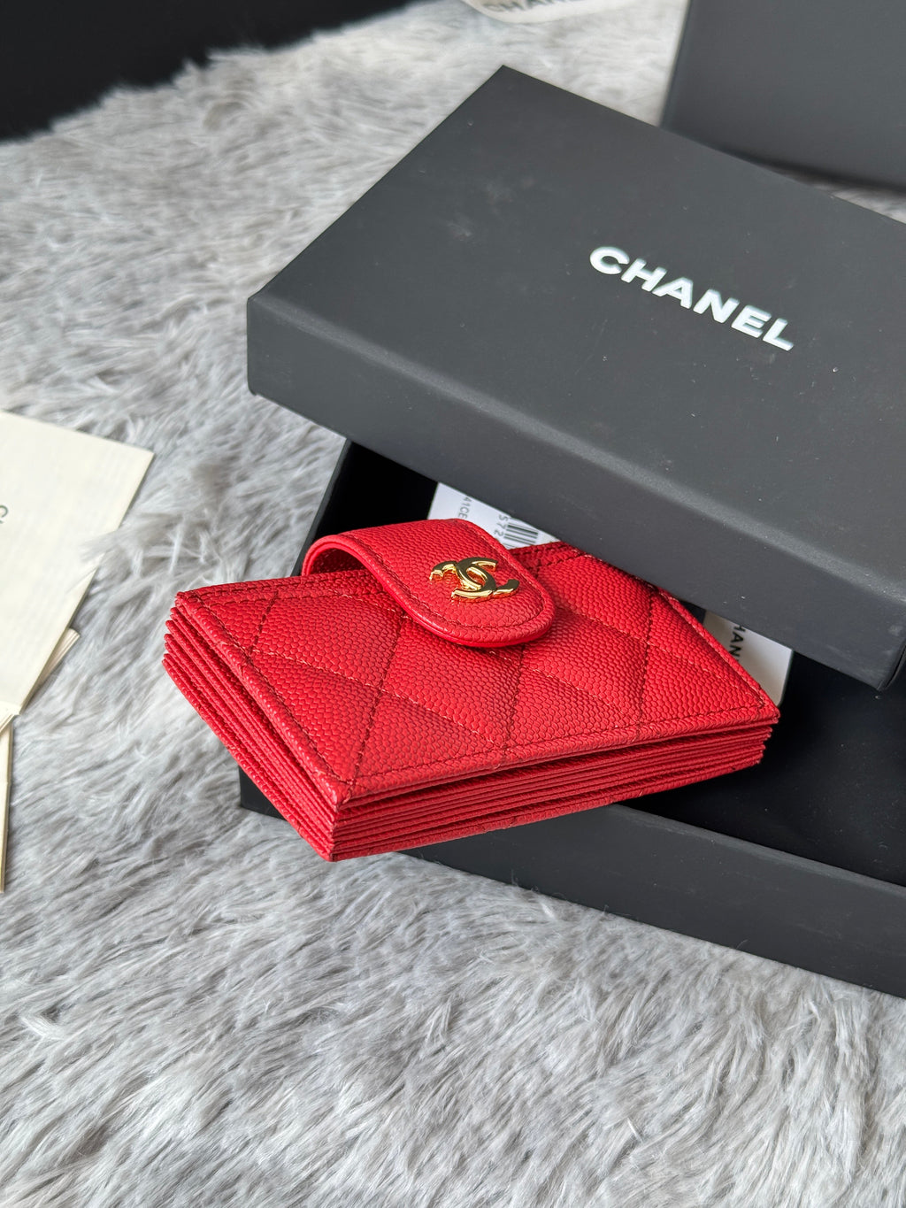 CARD HOLDER 10 CIRCLE CLASP IN RED CAVIAR LEATHER GOLD-TONE METALLIC