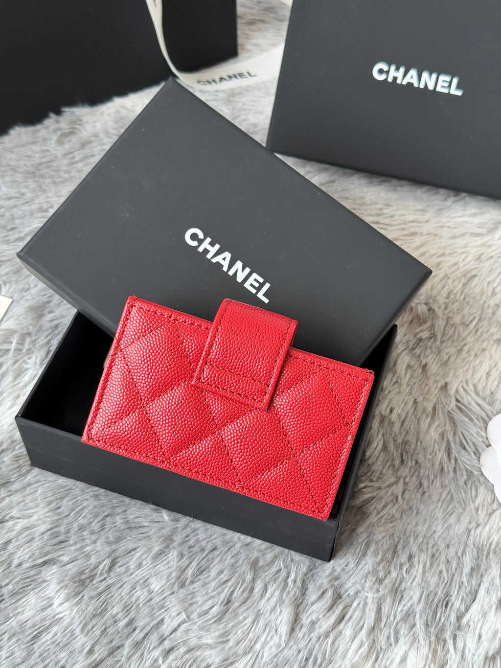 CARD HOLDER 10 CIRCLE CLASP IN RED CAVIAR LEATHER GOLD-TONE METALLIC