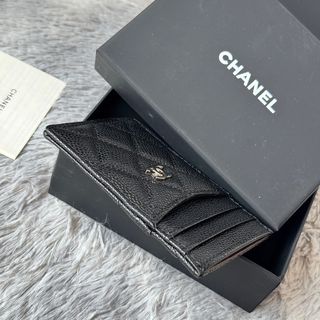 CLASSIC VERTICAL CARD HOLDER 14 IN BLACK GRAINED CALFSKIN SILVER-TONE METALLIC