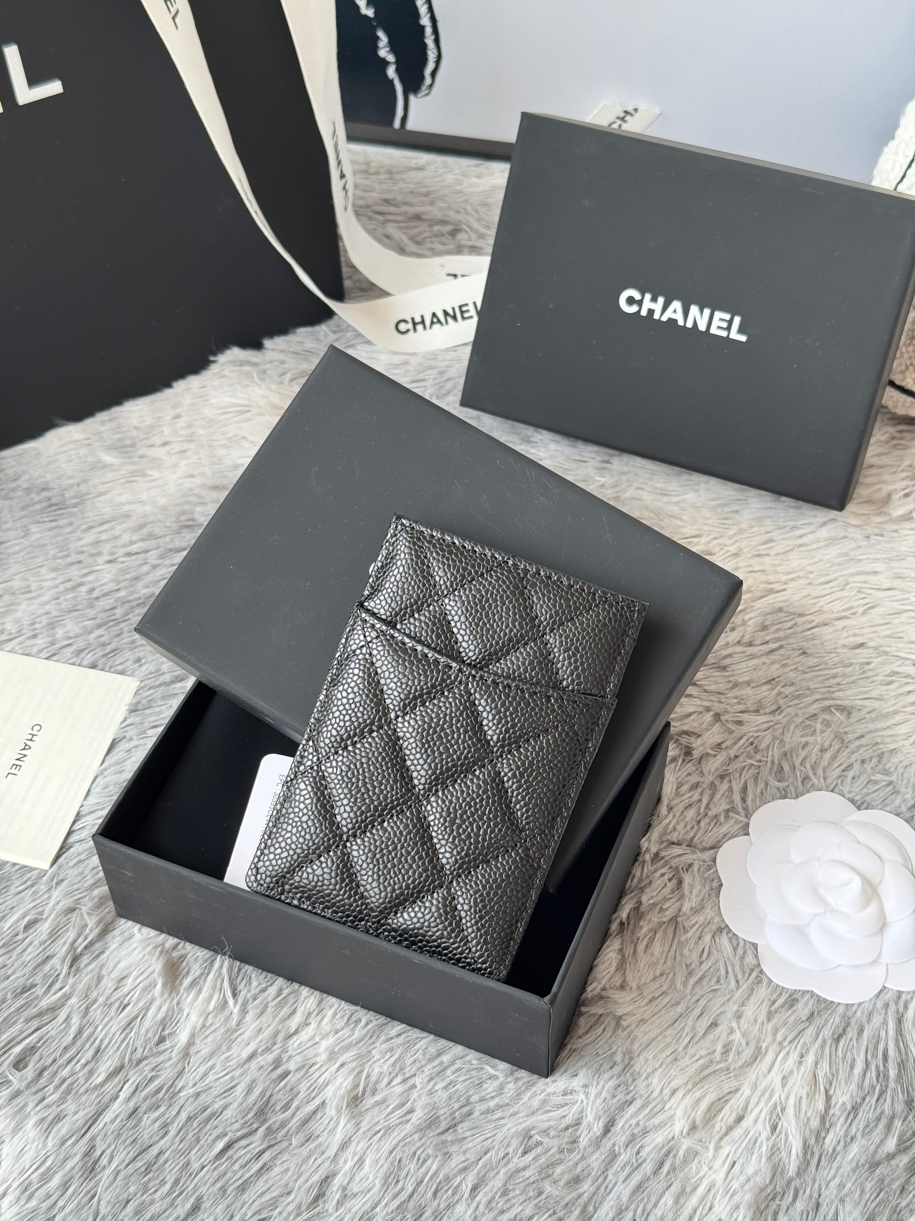CLASSIC VERTICAL CARD HOLDER 14 IN BLACK GRAINED CALFSKIN GOLD-TONE METALLIC