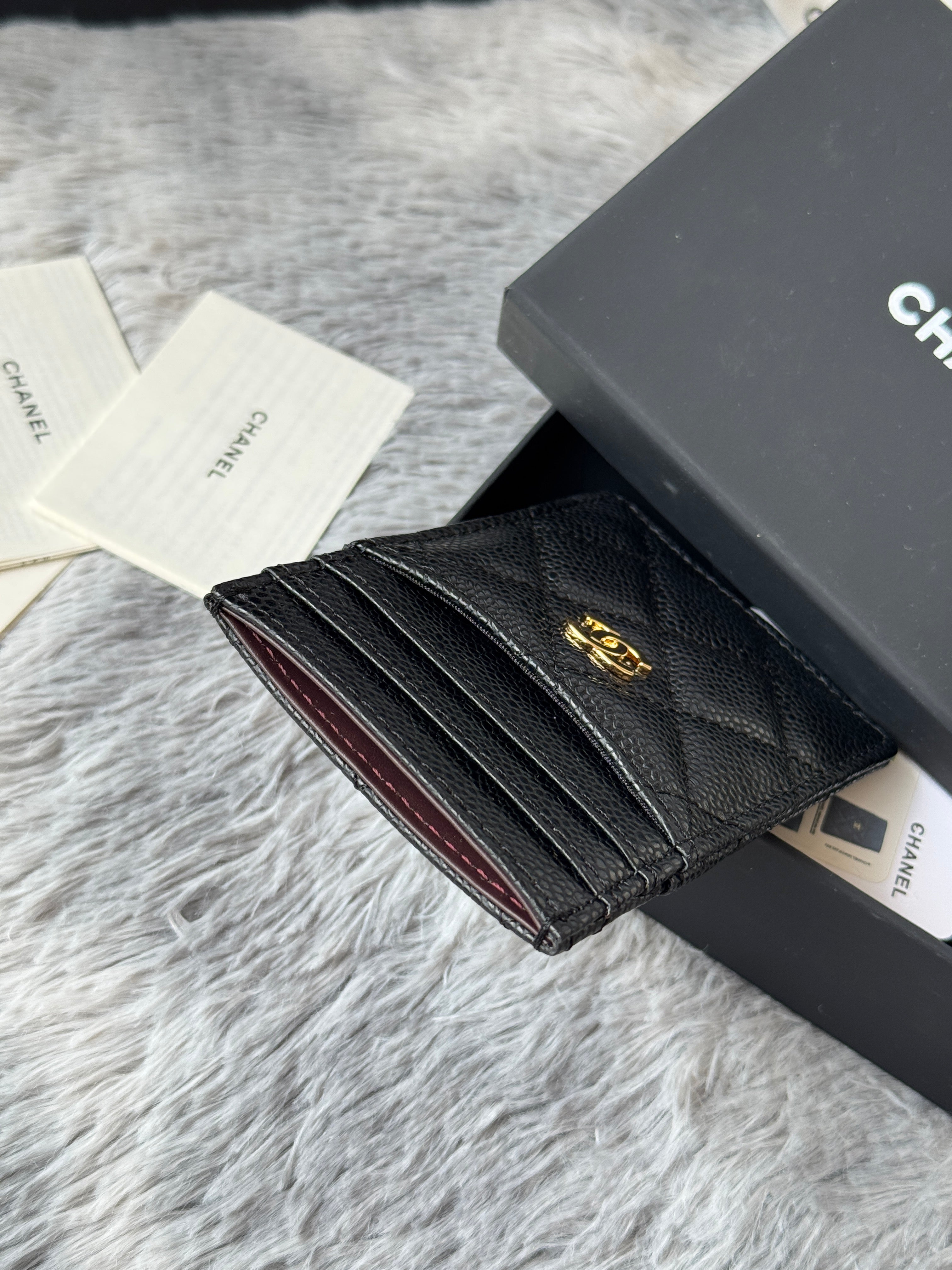 CLASSIC VERTICAL CARD HOLDER 14 IN BLACK GRAINED CALFSKIN GOLD-TONE METALLIC