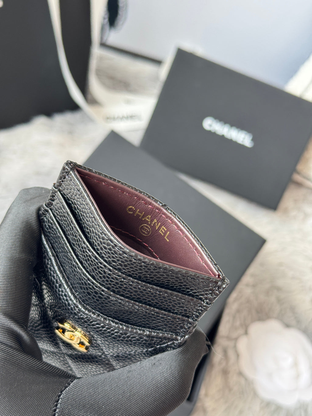 CLASSIC VERTICAL CARD HOLDER 14 IN BLACK GRAINED CALFSKIN GOLD-TONE METALLIC