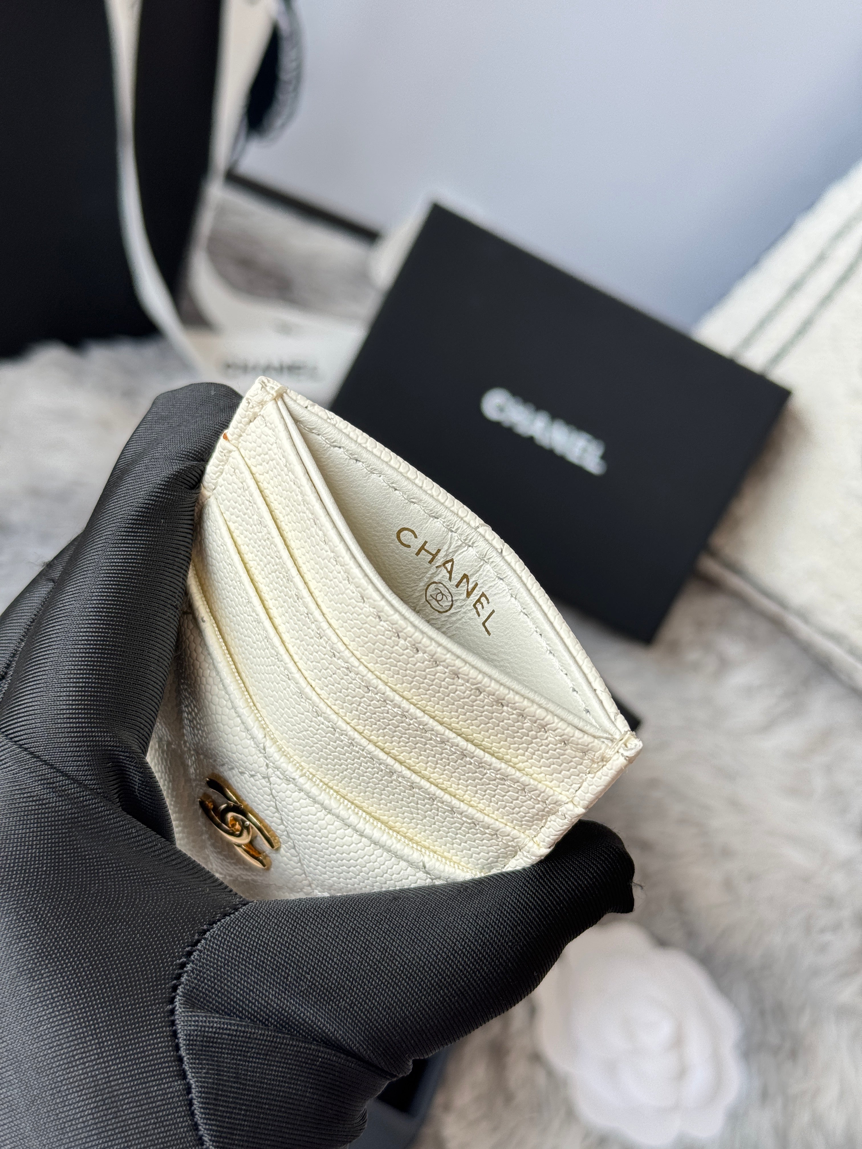 CLASSIC VERTICAL CARD HOLDER 14 IN WHITE GRAINED CALFSKIN GOLD-TONE METALLIC