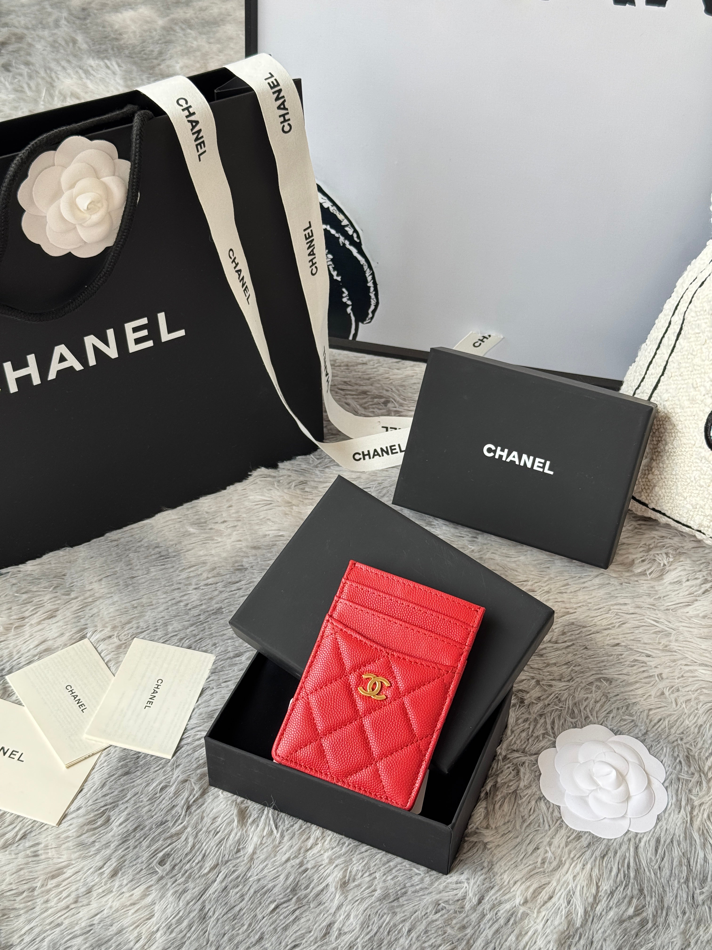 CLASSIC VERTICAL CARD HOLDER 14 IN RED GRAINED CALFSKIN GOLD-TONE METALLIC