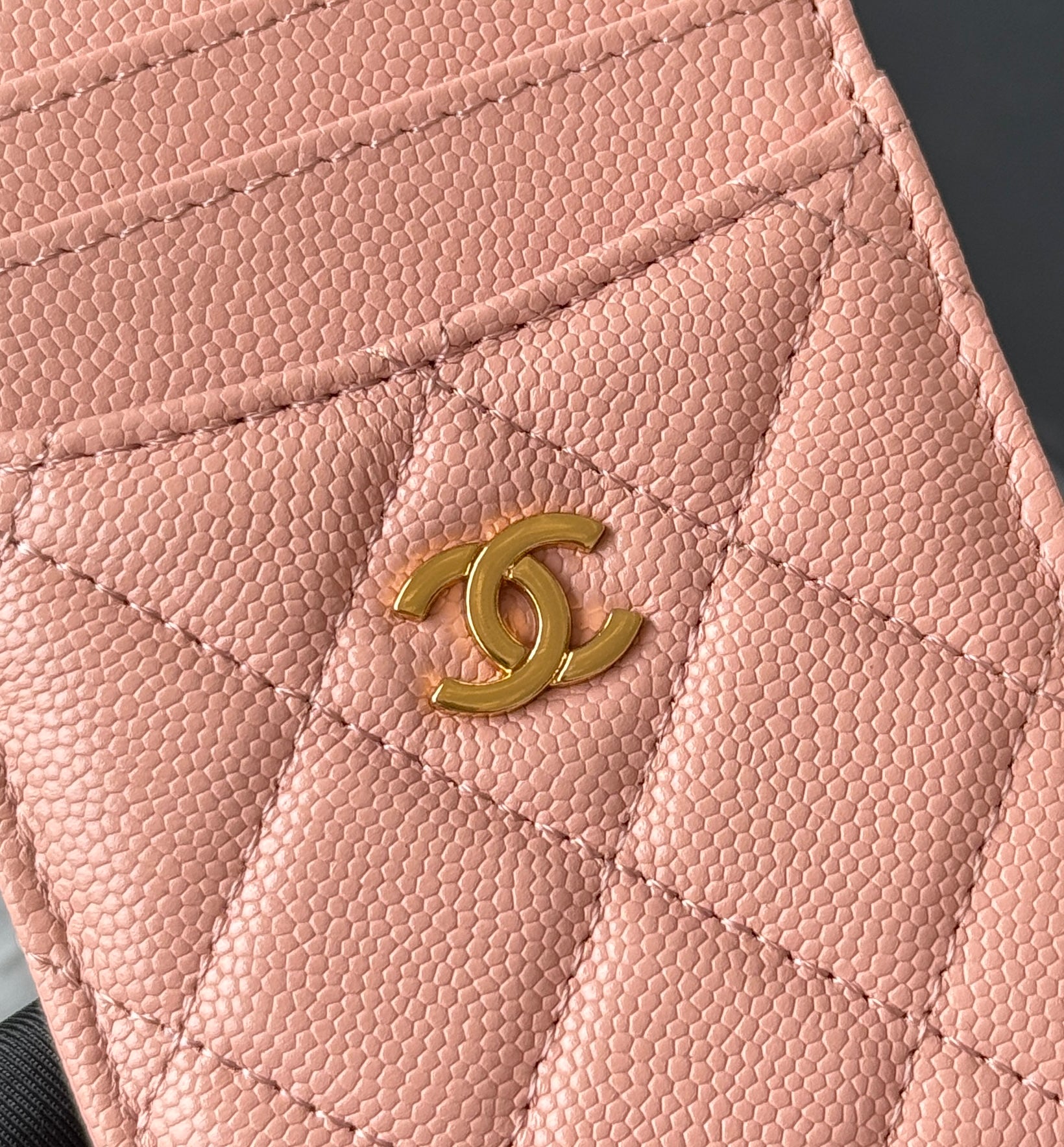 CLASSIC VERTICAL CARD HOLDER 14 IN TONYS PINK GRAINED CALFSKIN GOLD-TONE METALLIC
