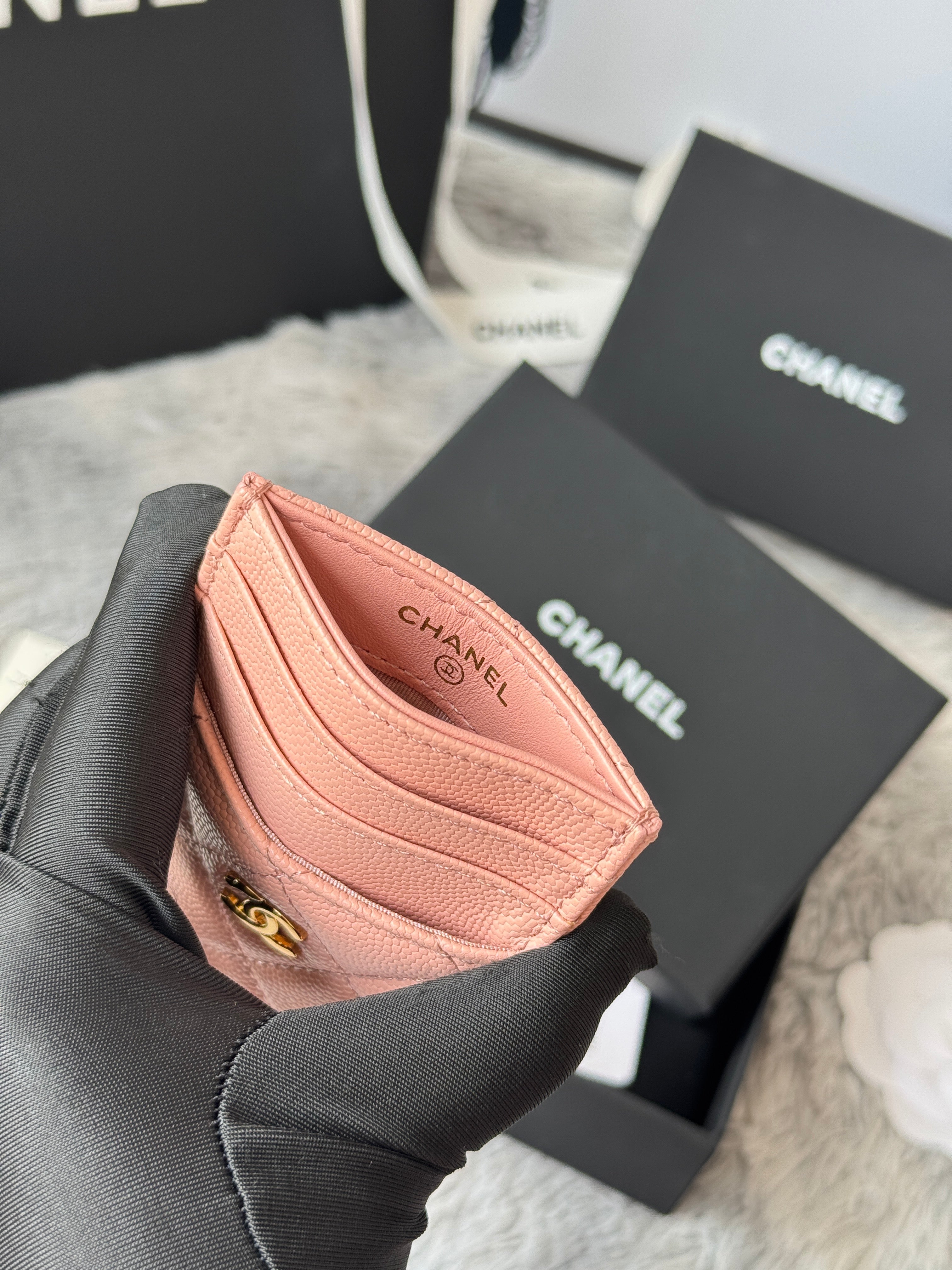 CLASSIC VERTICAL CARD HOLDER 14 IN TONYS PINK GRAINED CALFSKIN GOLD-TONE METALLIC