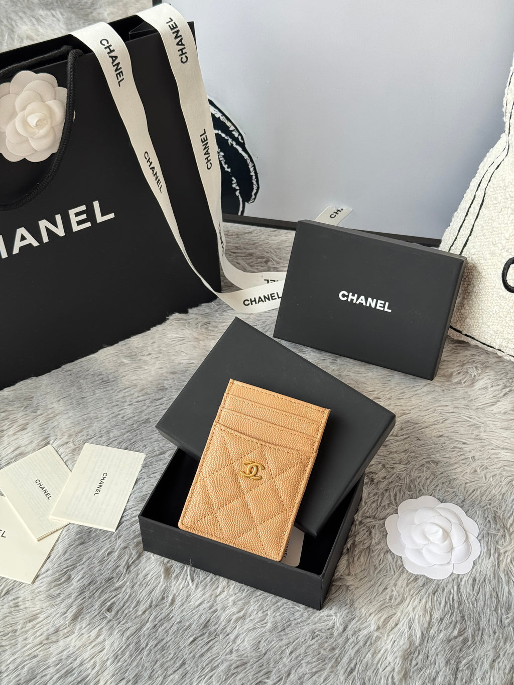 CLASSIC VERTICAL CARD HOLDER 14 IN LIGHT BROWN GRAINED CALFSKIN GOLD-TONE METALLIC