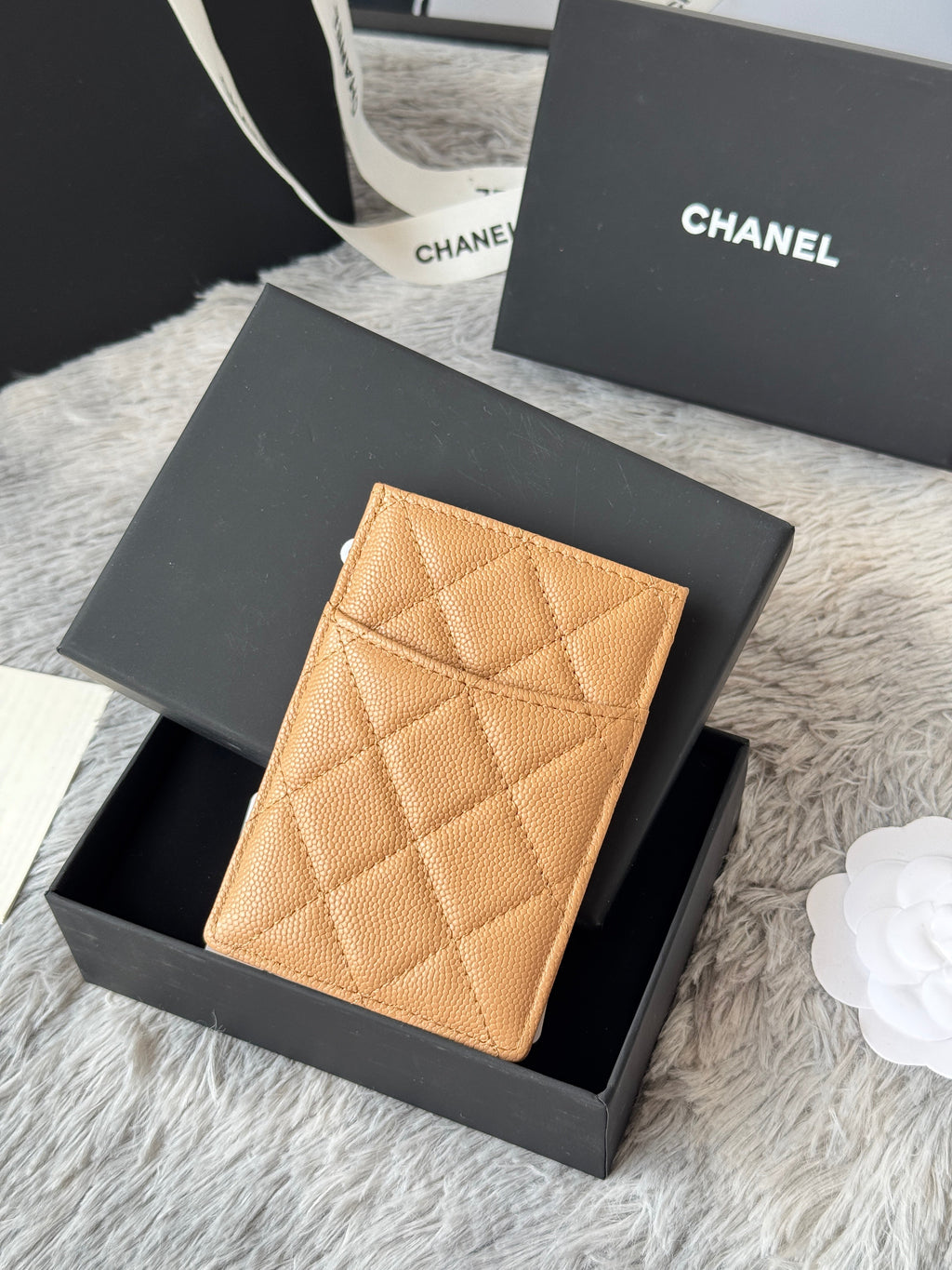 CLASSIC VERTICAL CARD HOLDER 14 IN LIGHT BROWN GRAINED CALFSKIN GOLD-TONE METALLIC