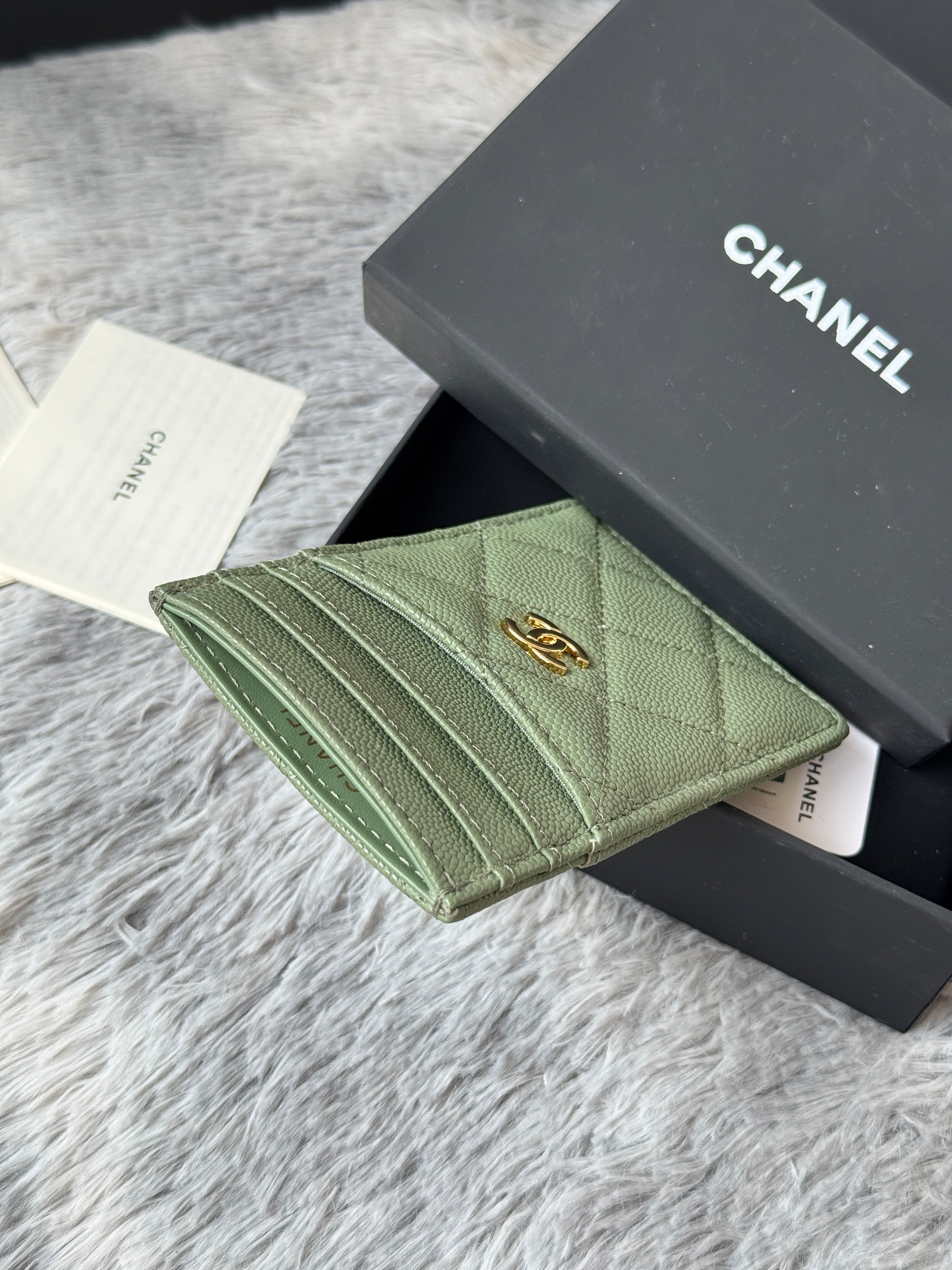 CLASSIC VERTICAL CARD HOLDER 14 IN RAINEE GREEN GRAINED CALFSKIN GOLD-TONE METALLIC