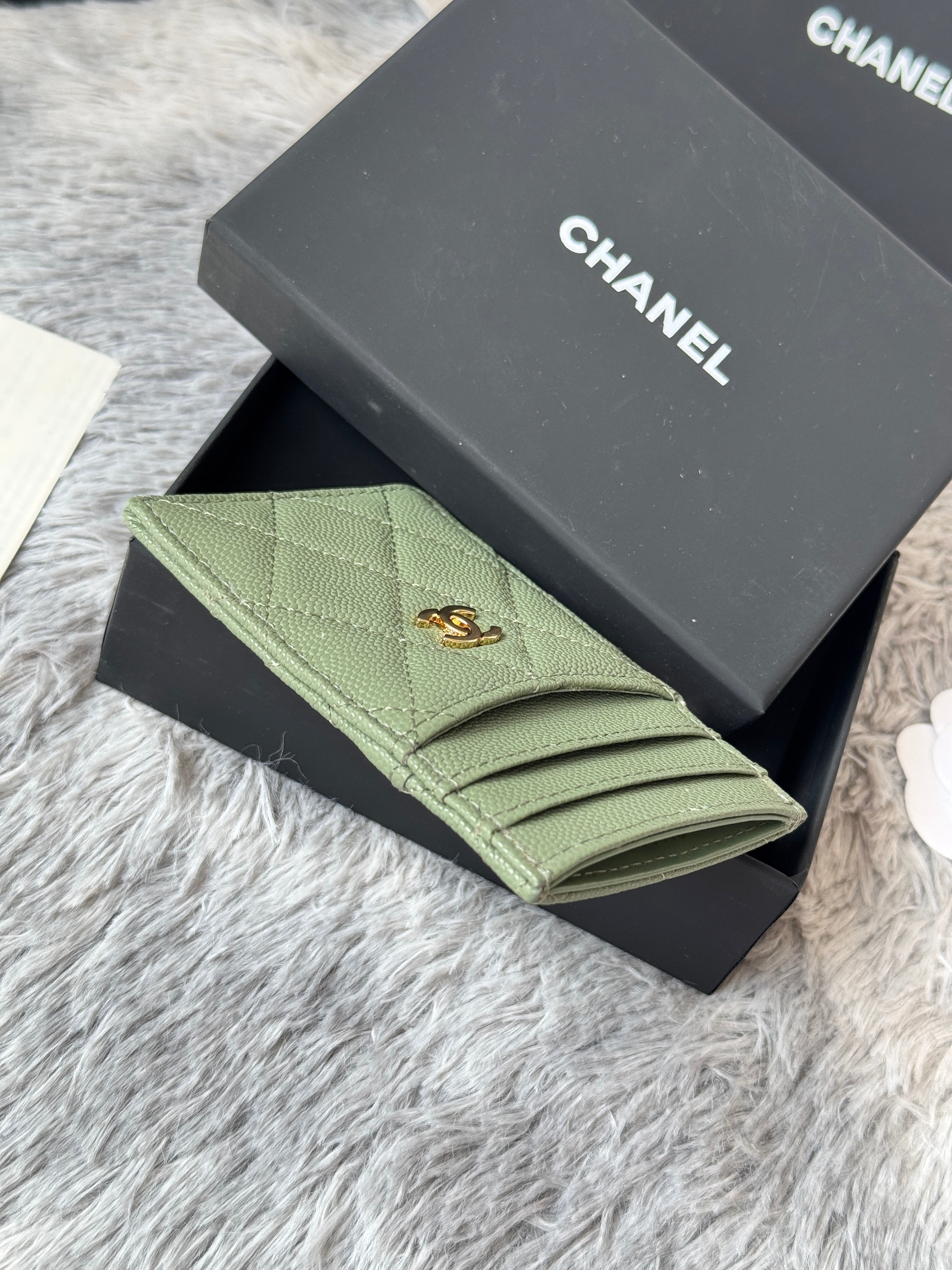 CLASSIC VERTICAL CARD HOLDER 14 IN RAINEE GREEN GRAINED CALFSKIN GOLD-TONE METALLIC