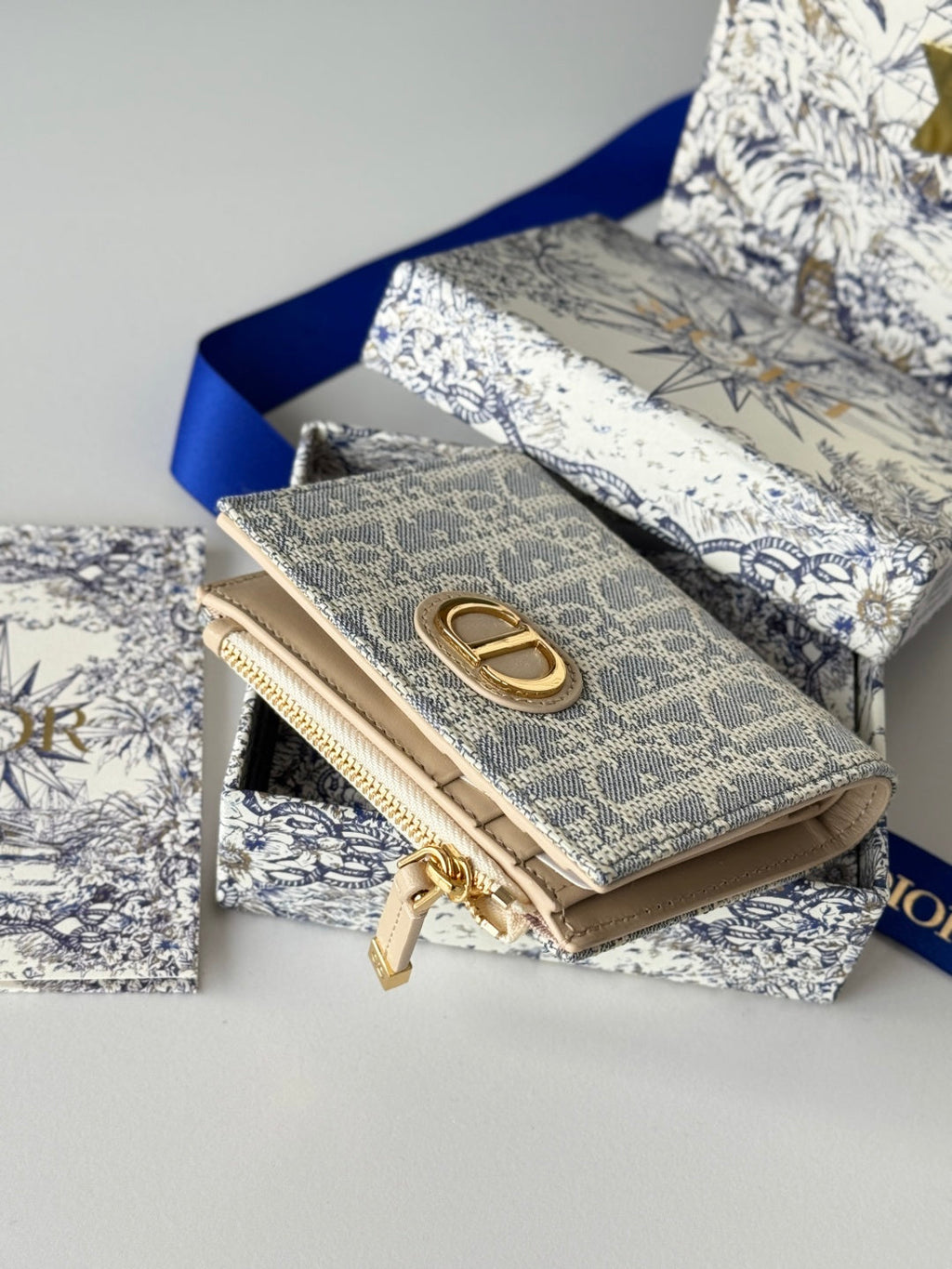 DIOR 25S 30 MONTAIGNE DAHLIA WALLET 11 IN LIGHT BLUE DIOR OBLIQUE JACQUARD