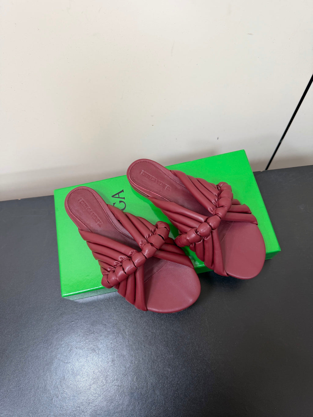 BOTTEGA VENETA 26S BRAIDED STRAP SANDALS IN RED LAMBSKIN