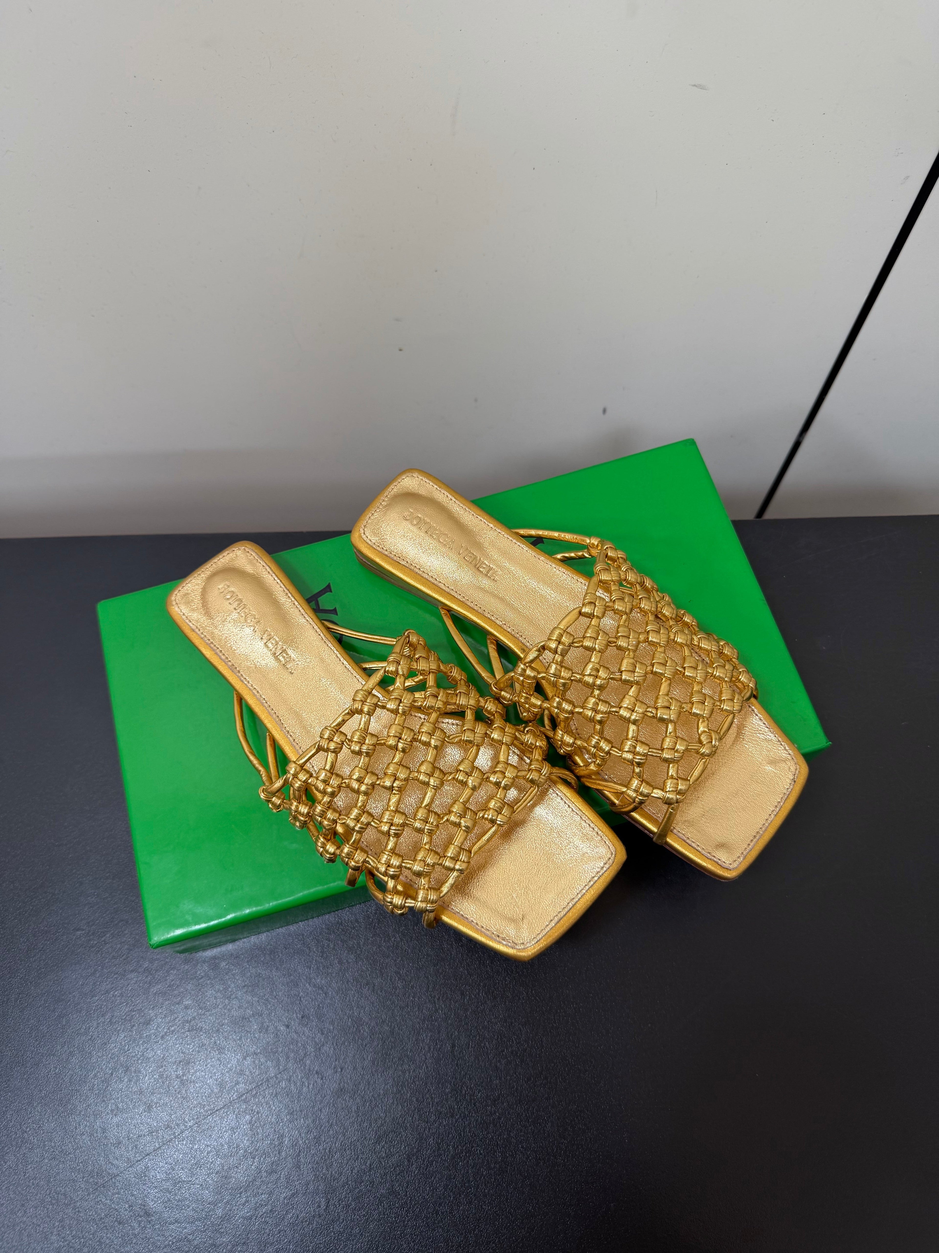 BOTTEGA VENETA 26S WOVEN STRAP SANDALS IN GOLD LAMBSKIN