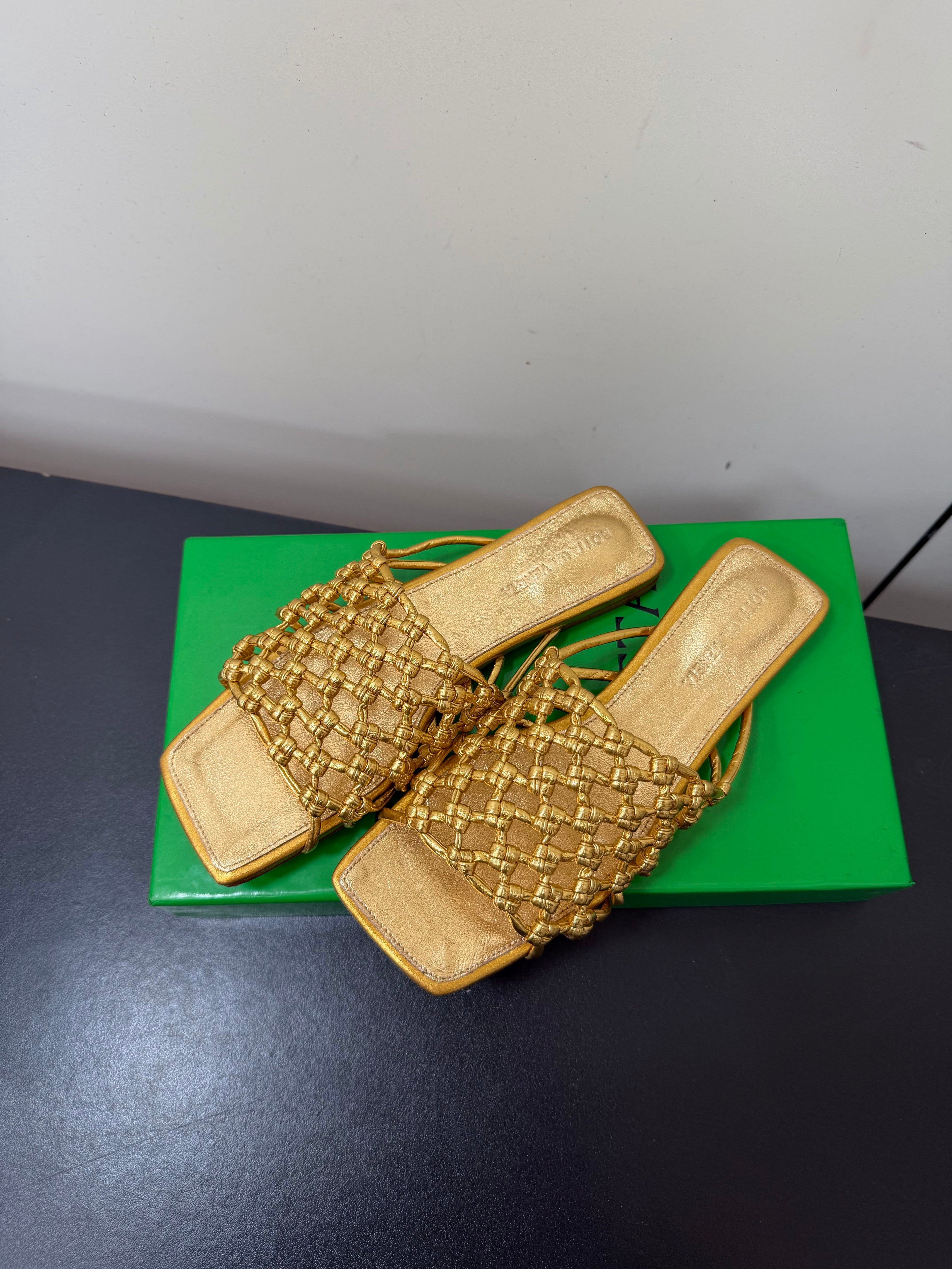 BOTTEGA VENETA 26S WOVEN STRAP SANDALS IN GOLD LAMBSKIN