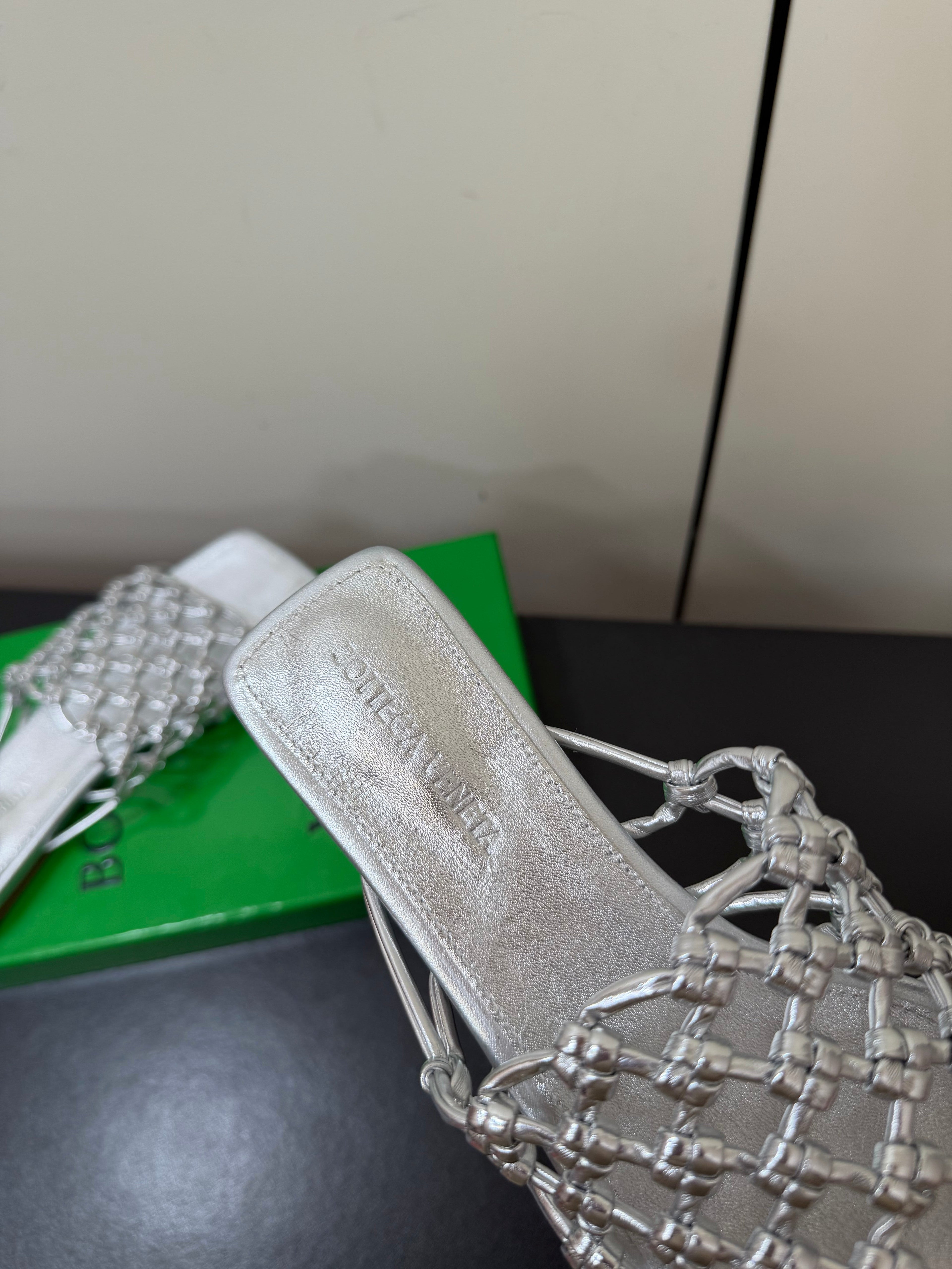 BOTTEGA VENETA 26S WOVEN STRAP SANDALS IN SILVER LAMBSKIN