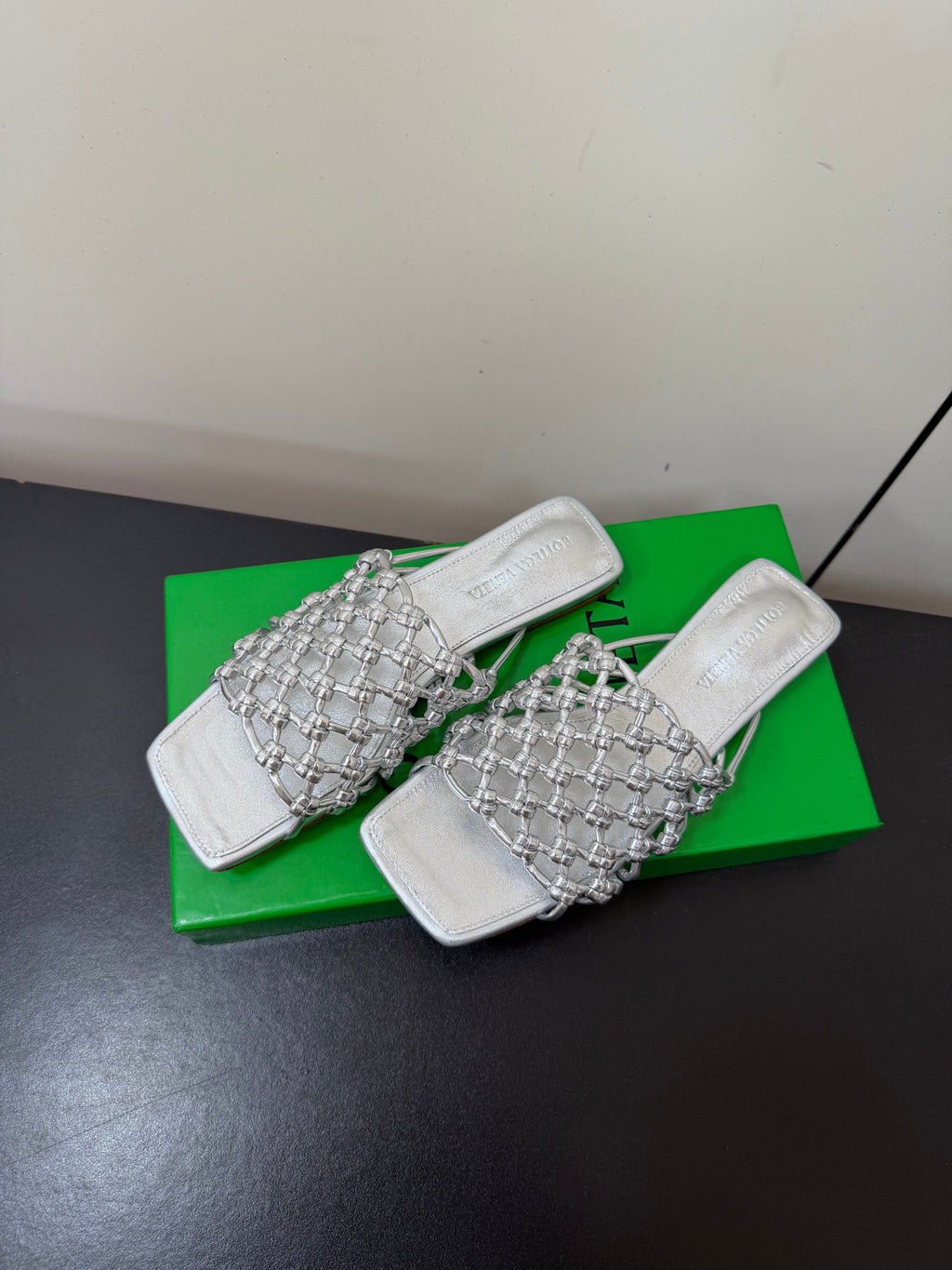 BOTTEGA VENETA 26S WOVEN STRAP SANDALS IN SILVER LAMBSKIN