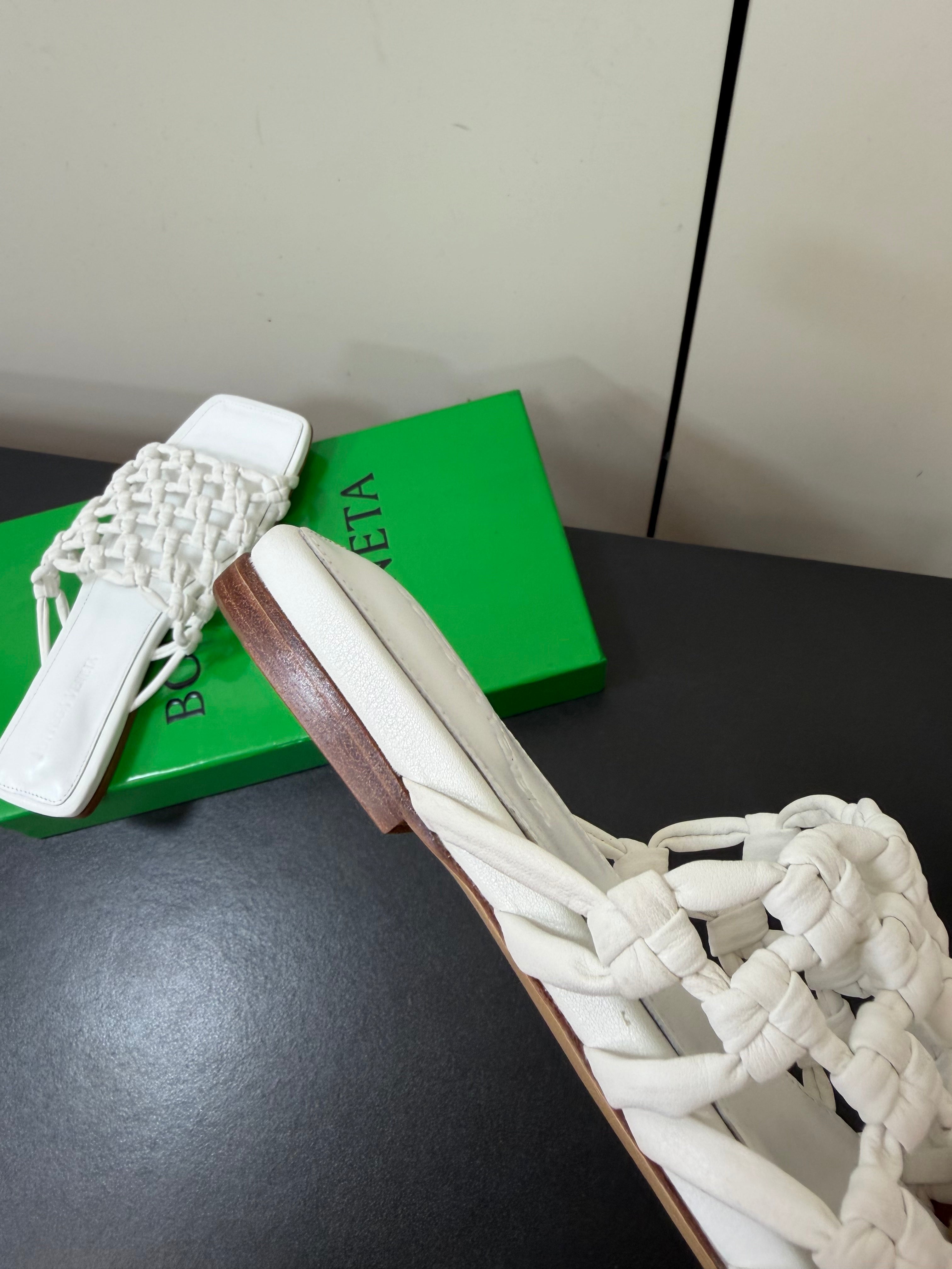 BOTTEGA VENETA 26S WOVEN STRAP SANDALS IN WHITE LAMBSKIN