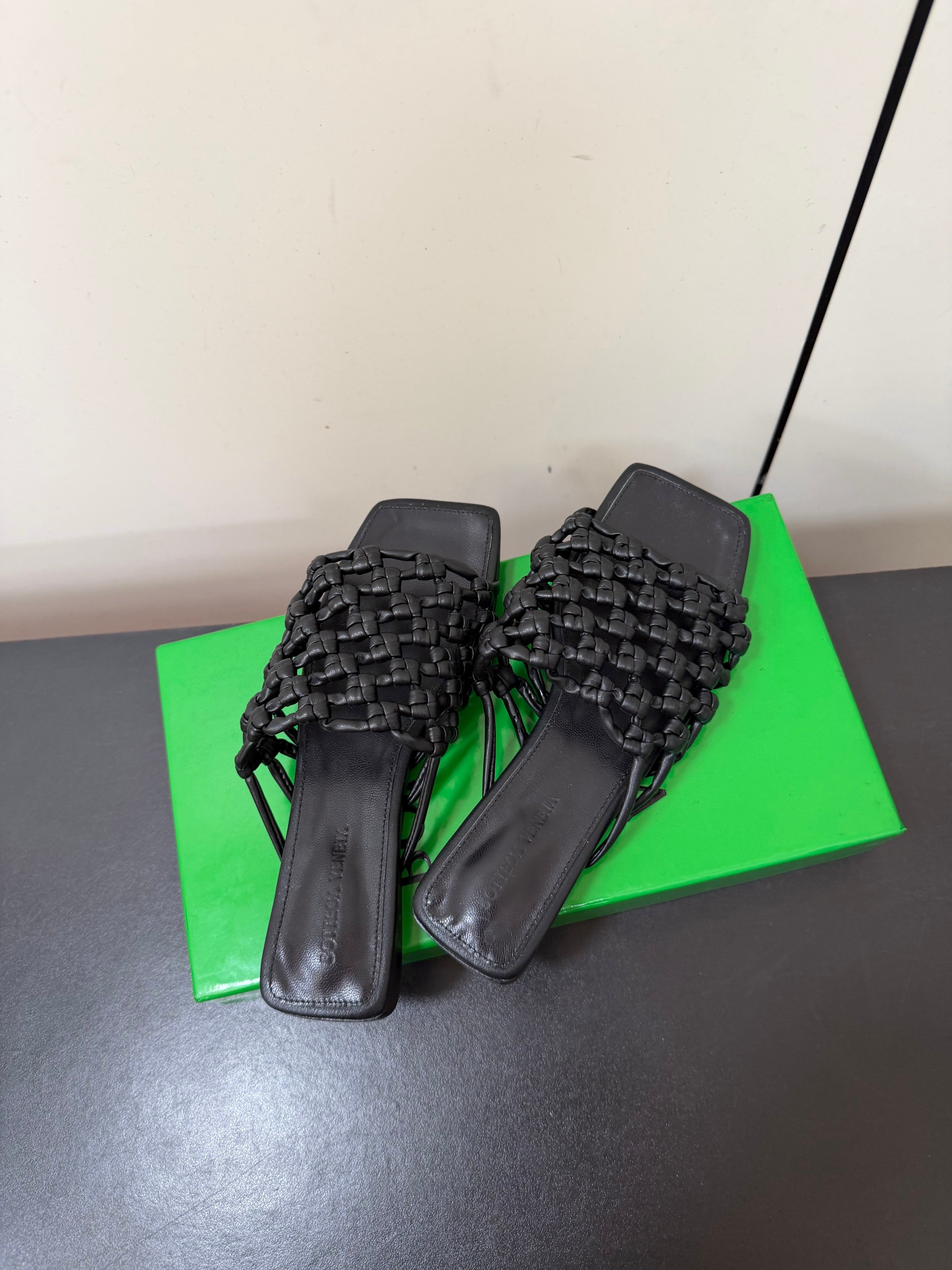 BOTTEGA VENETA 26S WOVEN STRAP SANDALS IN BLACK LAMBSKIN