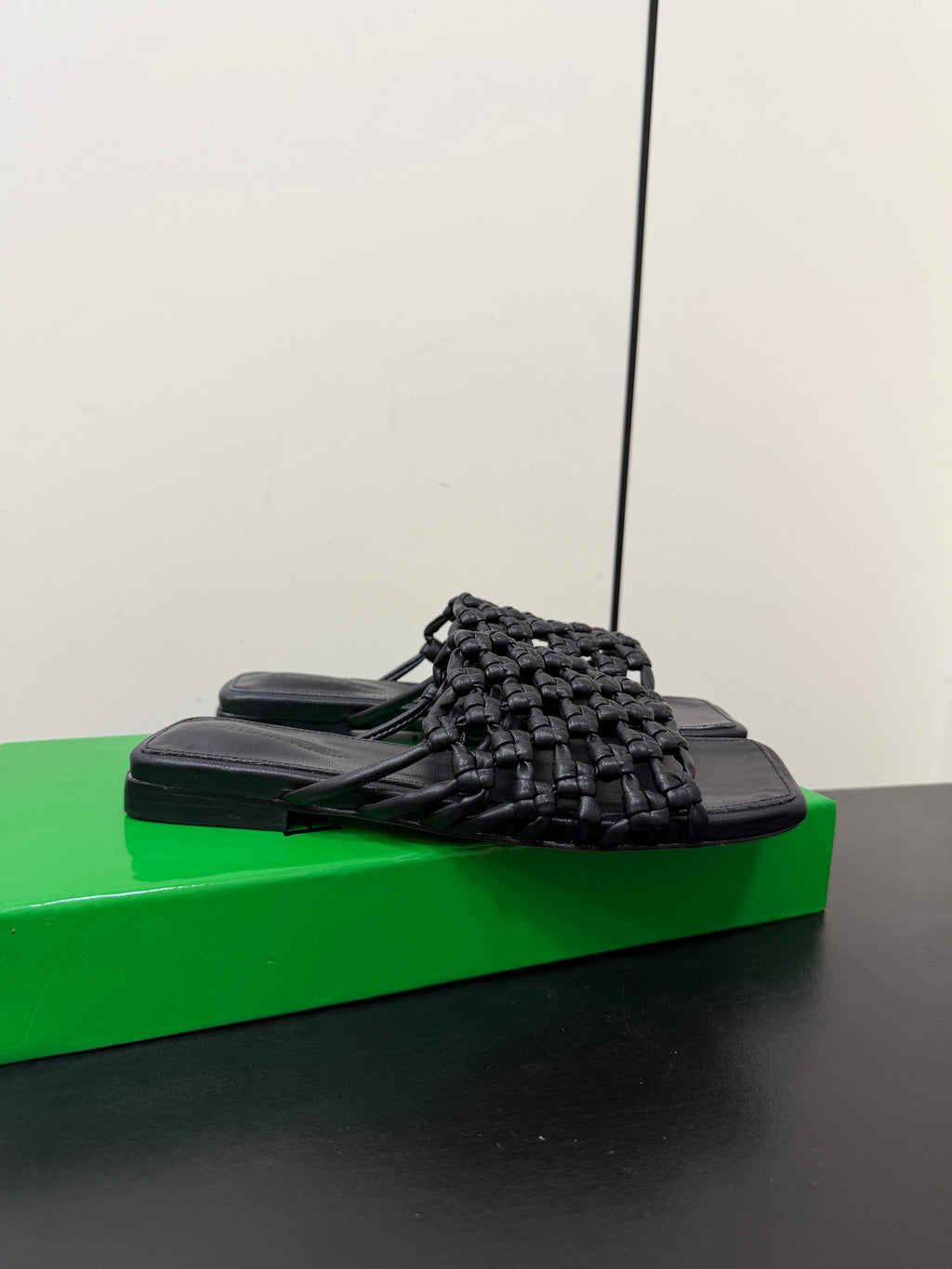 BOTTEGA VENETA 26S WOVEN STRAP SANDALS IN BLACK LAMBSKIN