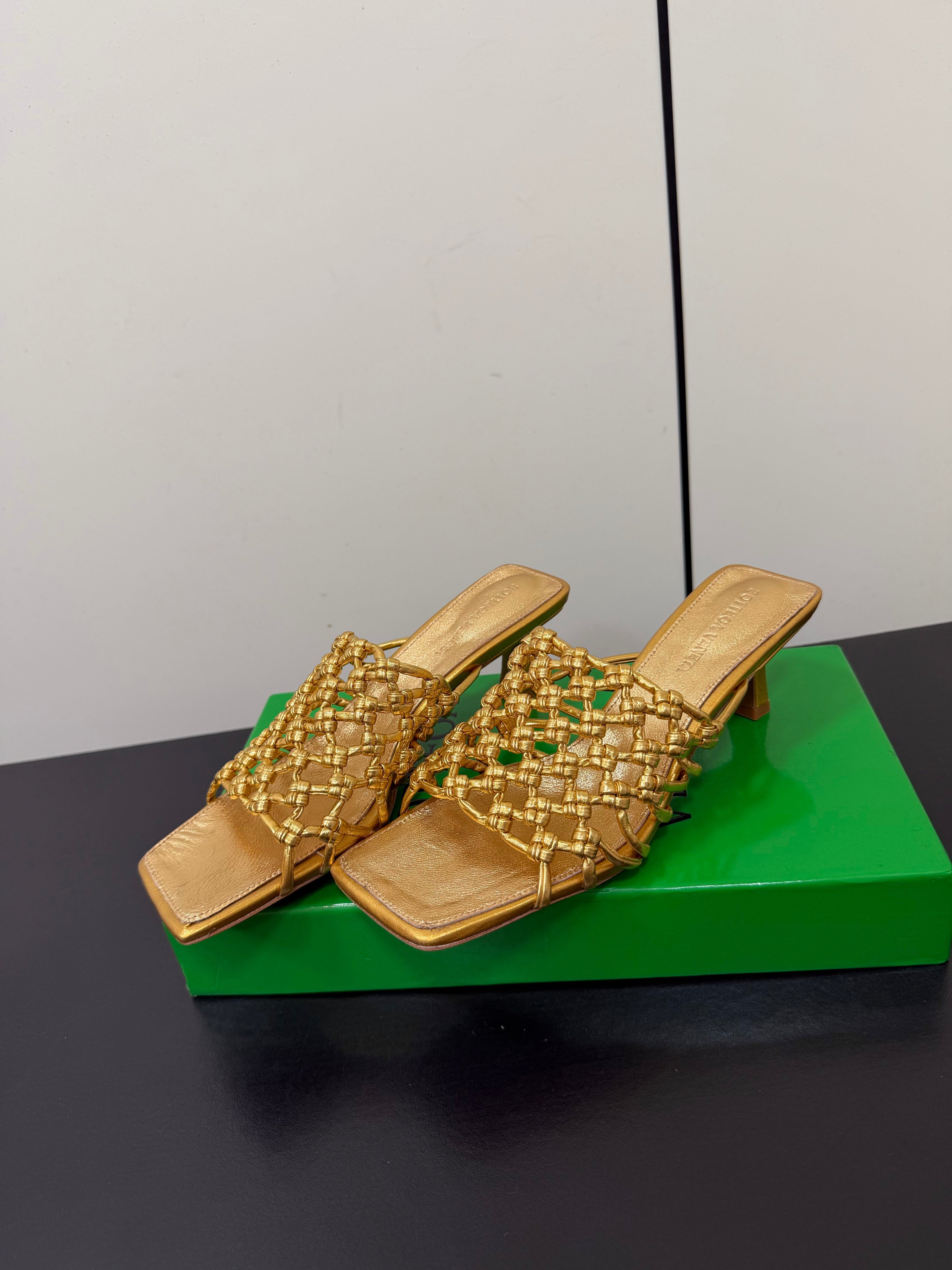 BOTTEGA VENETA 26S WOVEN STRAP HIGH-HEEL SANDALS 55 MM IN GOLD LAMBSKIN