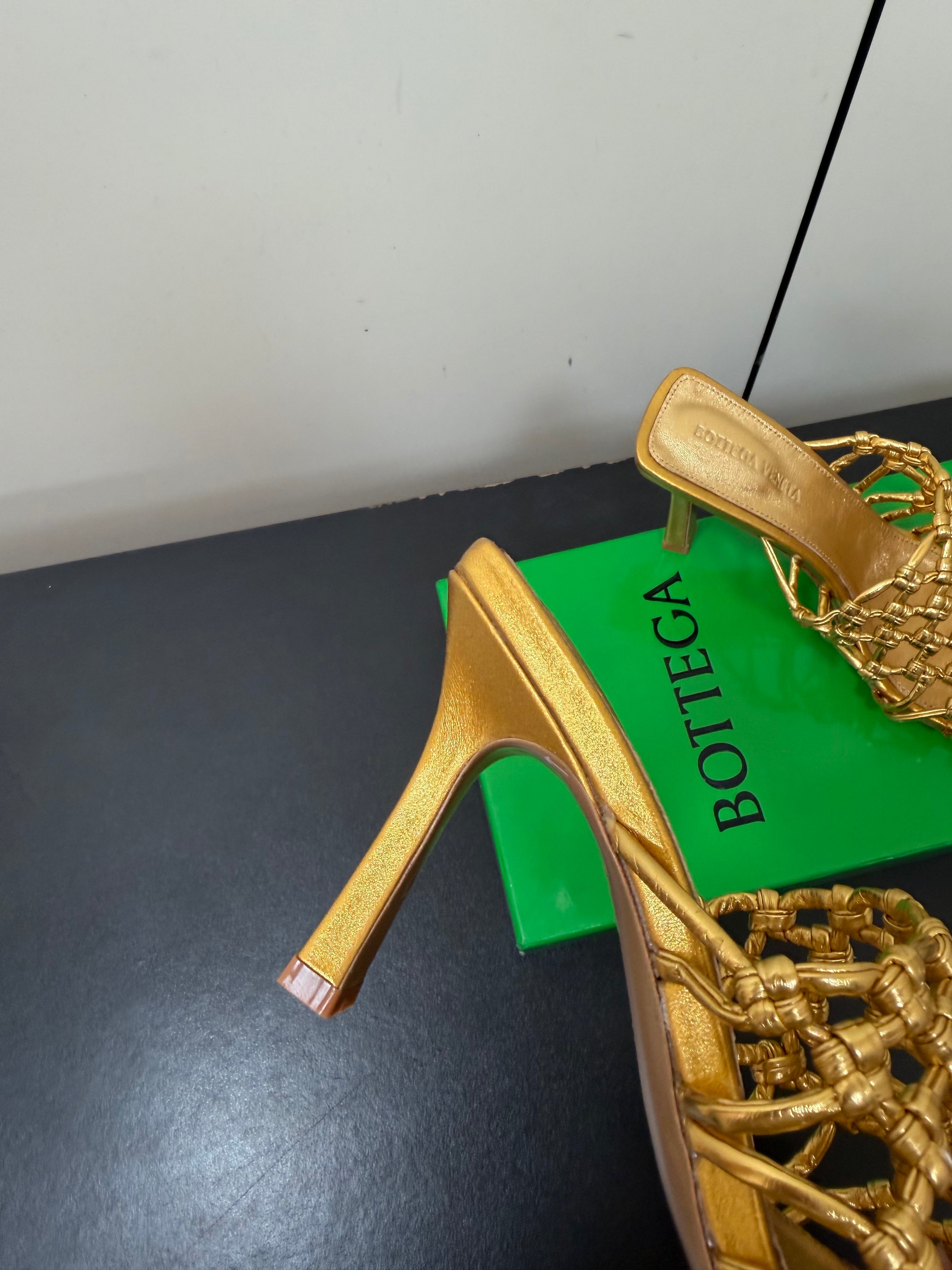 BOTTEGA VENETA 26S WOVEN STRAP HIGH-HEEL SANDALS 85 MM IN GOLD LAMBSKIN