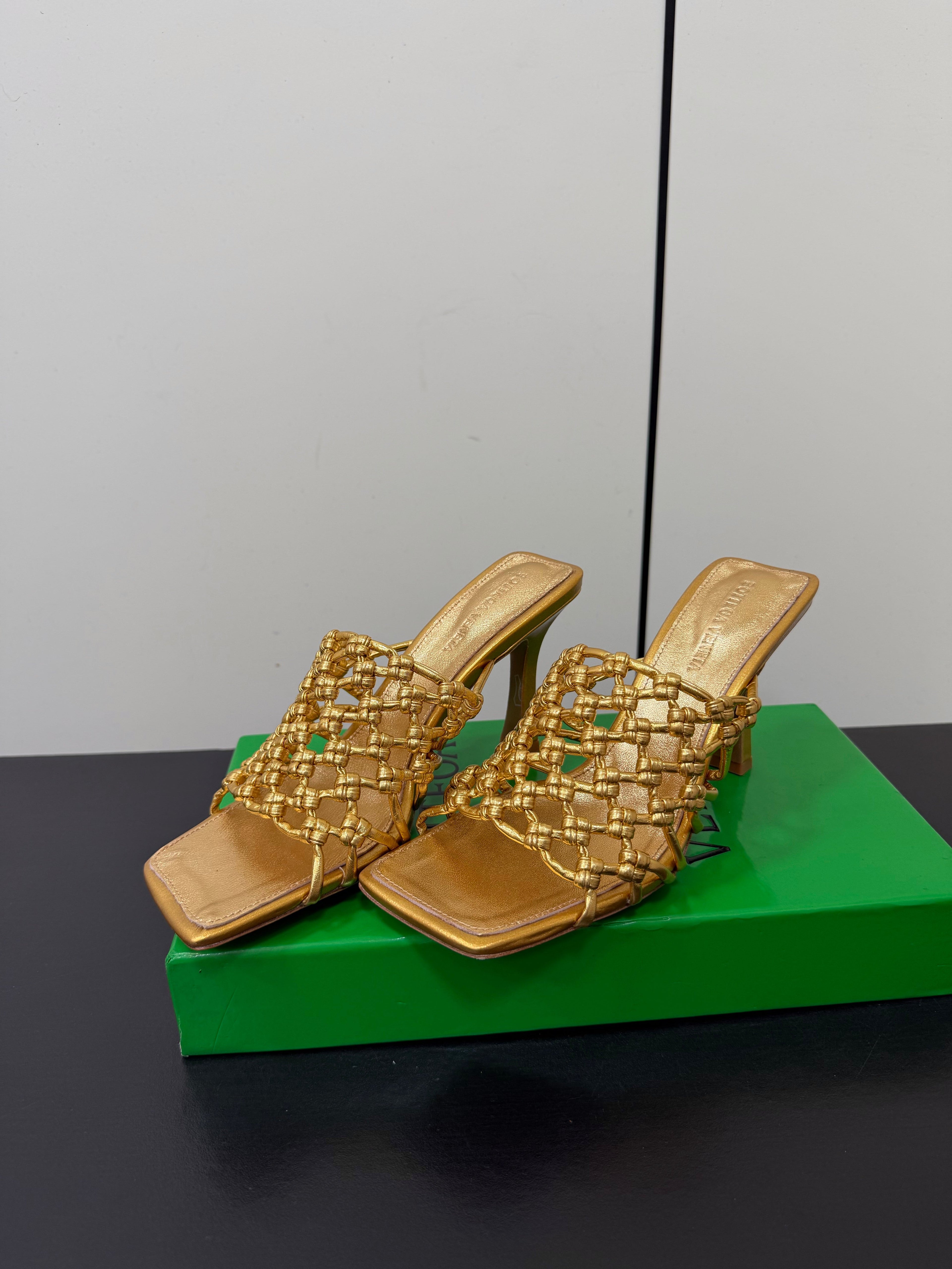 BOTTEGA VENETA 26S WOVEN STRAP HIGH-HEEL SANDALS 85 MM IN GOLD LAMBSKIN