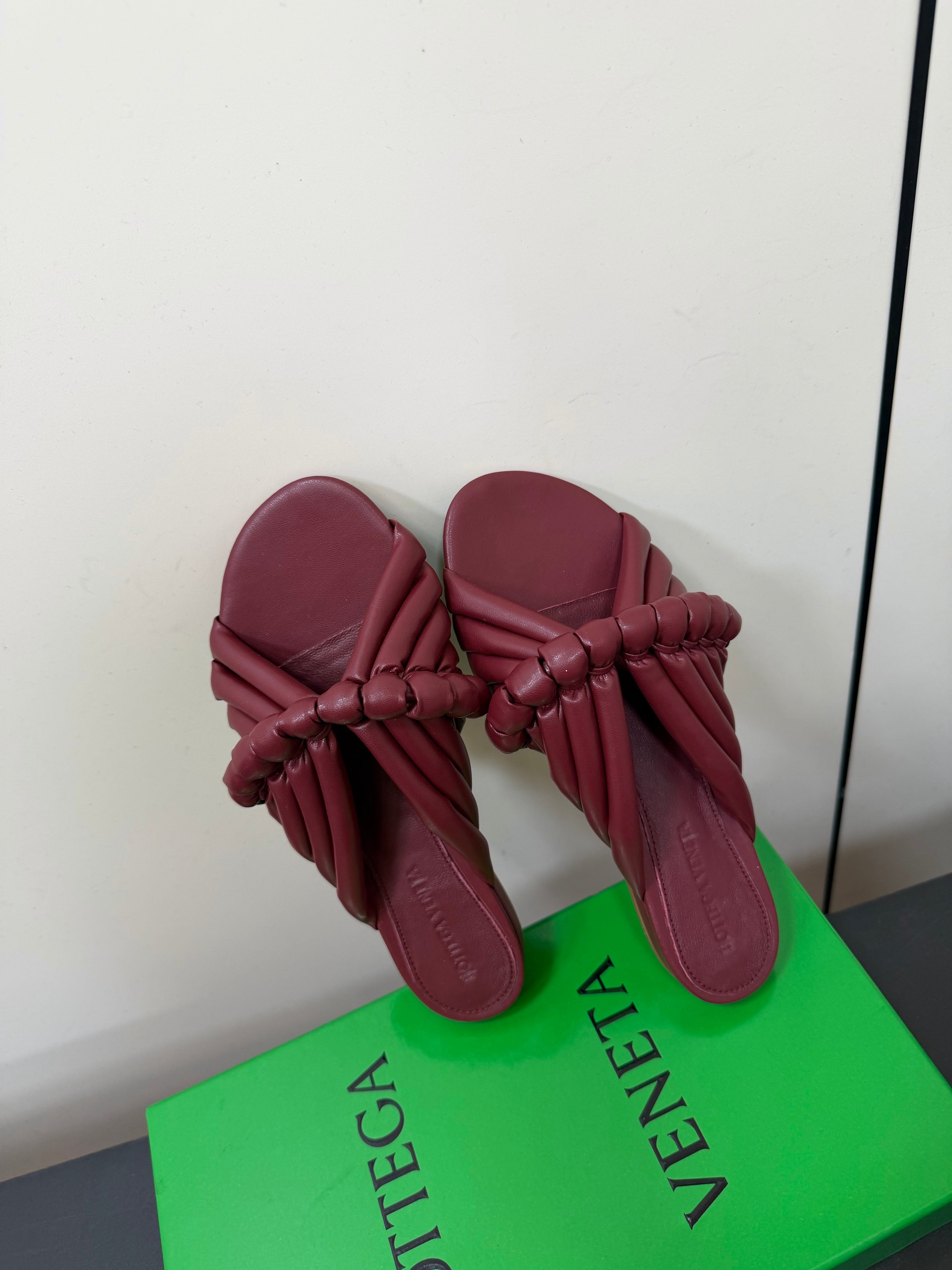 BOTTEGA VENETA 26S BRAIDED STRAP SANDALS IN RED LAMBSKIN
