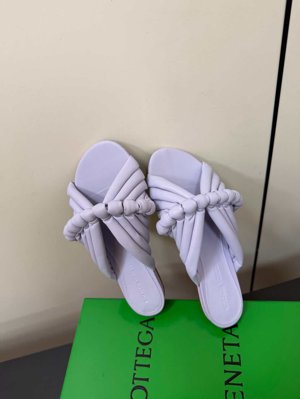 BOTTEGA VENETA 26S BRAIDED STRAP SANDALS IN LIGHT PURPLE LAMBSKIN