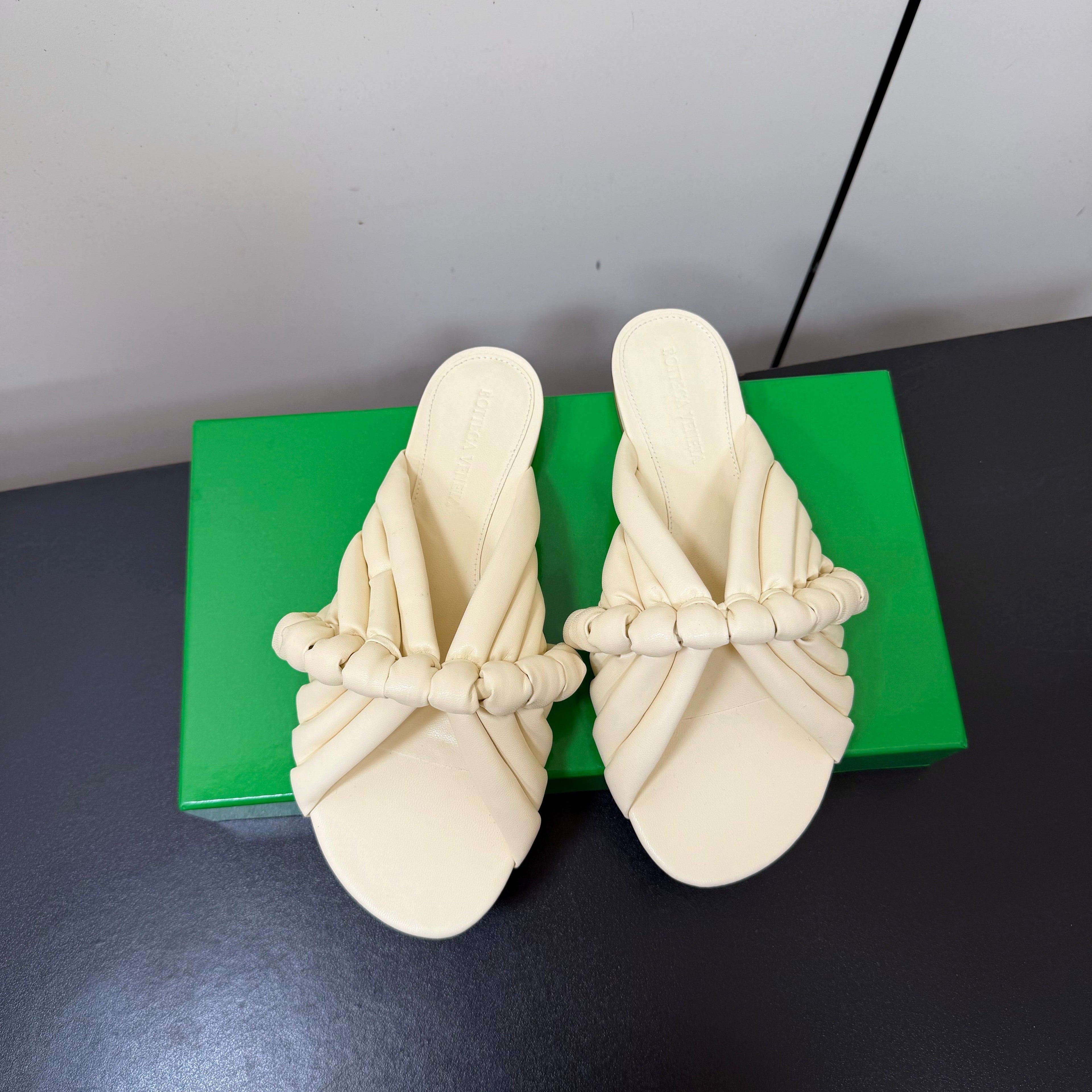 BOTTEGA VENETA 26S BRAIDED STRAP SANDALS IN BEIGE LAMBSKIN