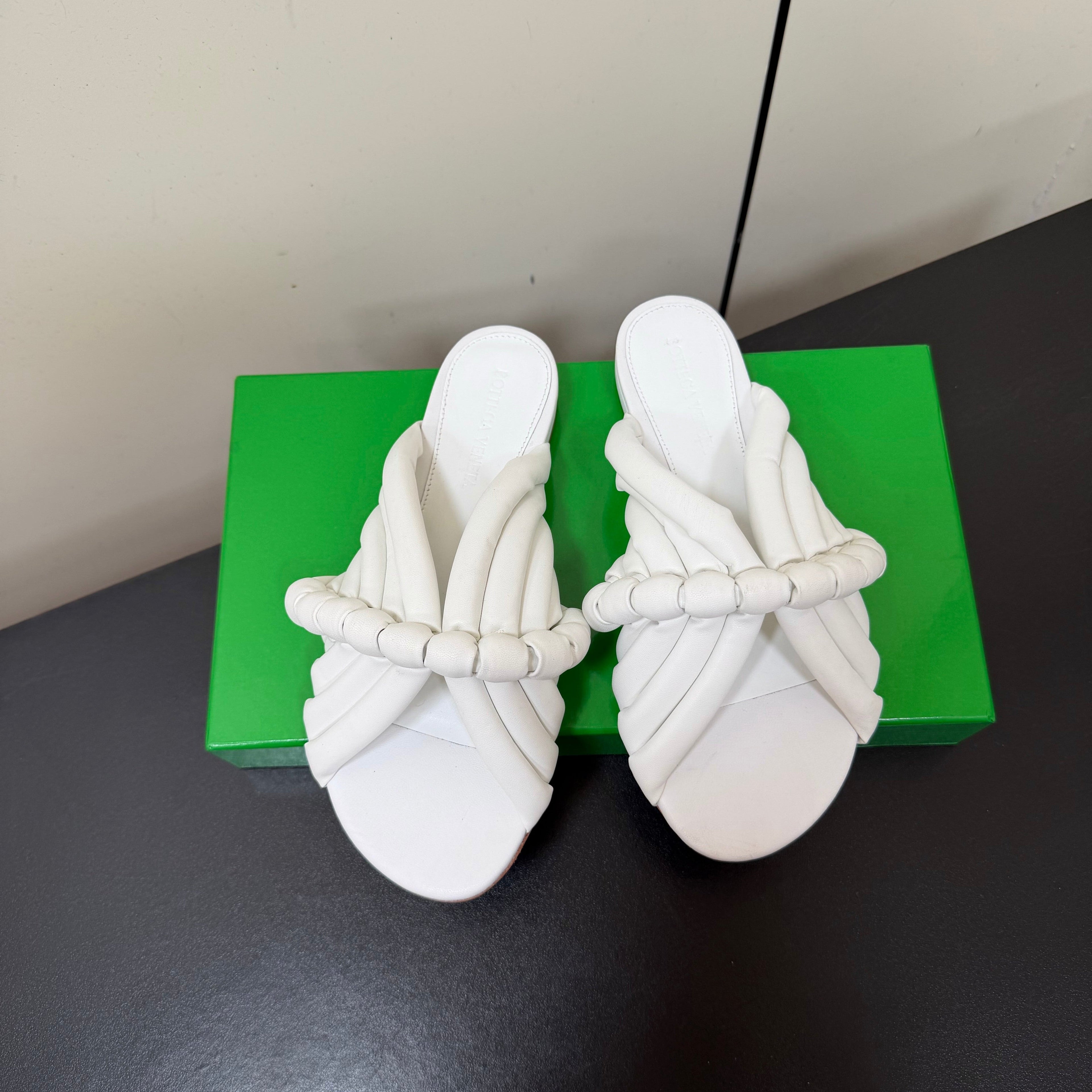 BOTTEGA VENETA 26S BRAIDED STRAP SANDALS IN WHITE LAMBSKIN