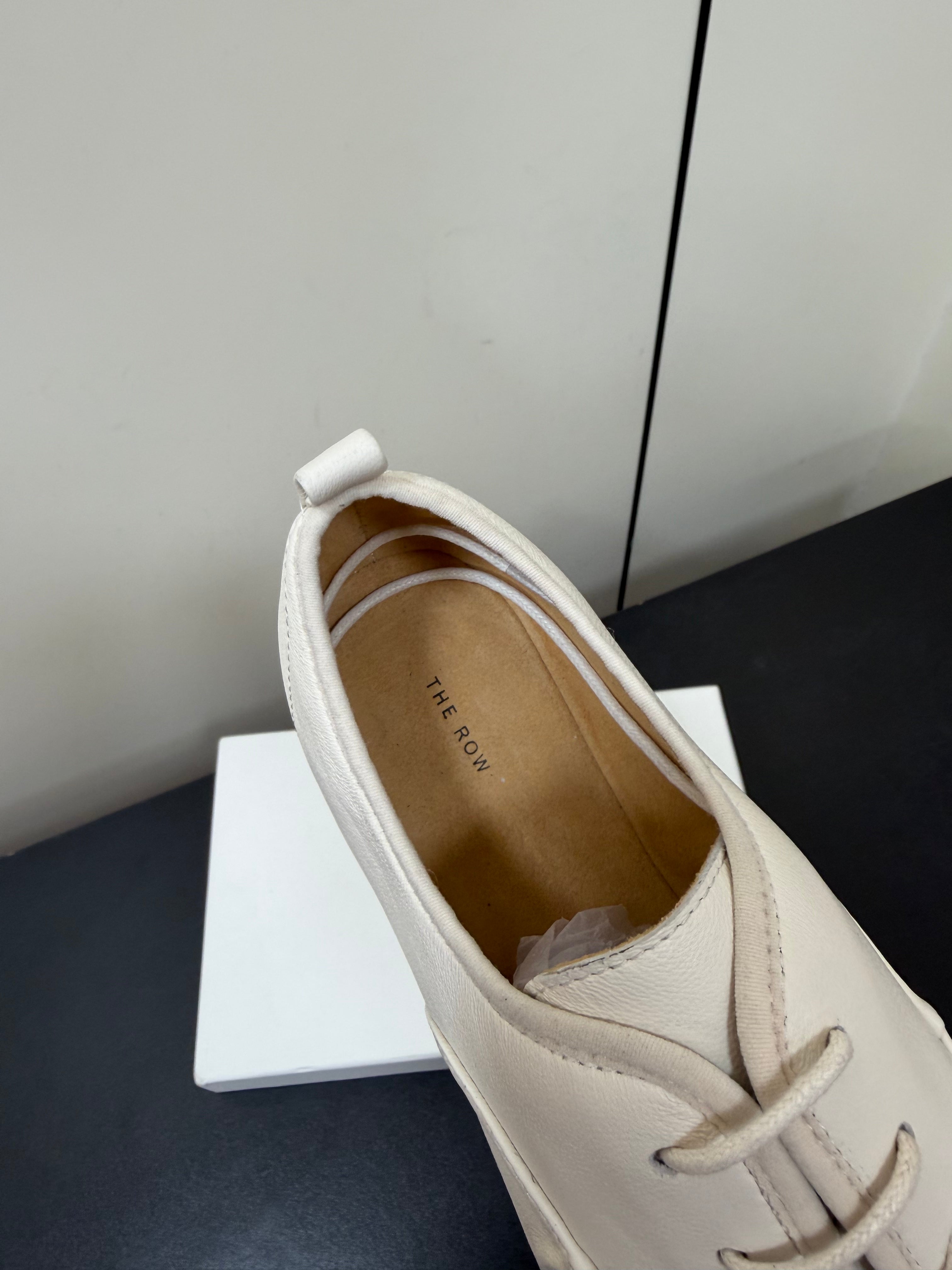 THE ROW 26S LACE UP DERBY FLATS IN WHITE CALFSKIN  WITH SQUARE TOE