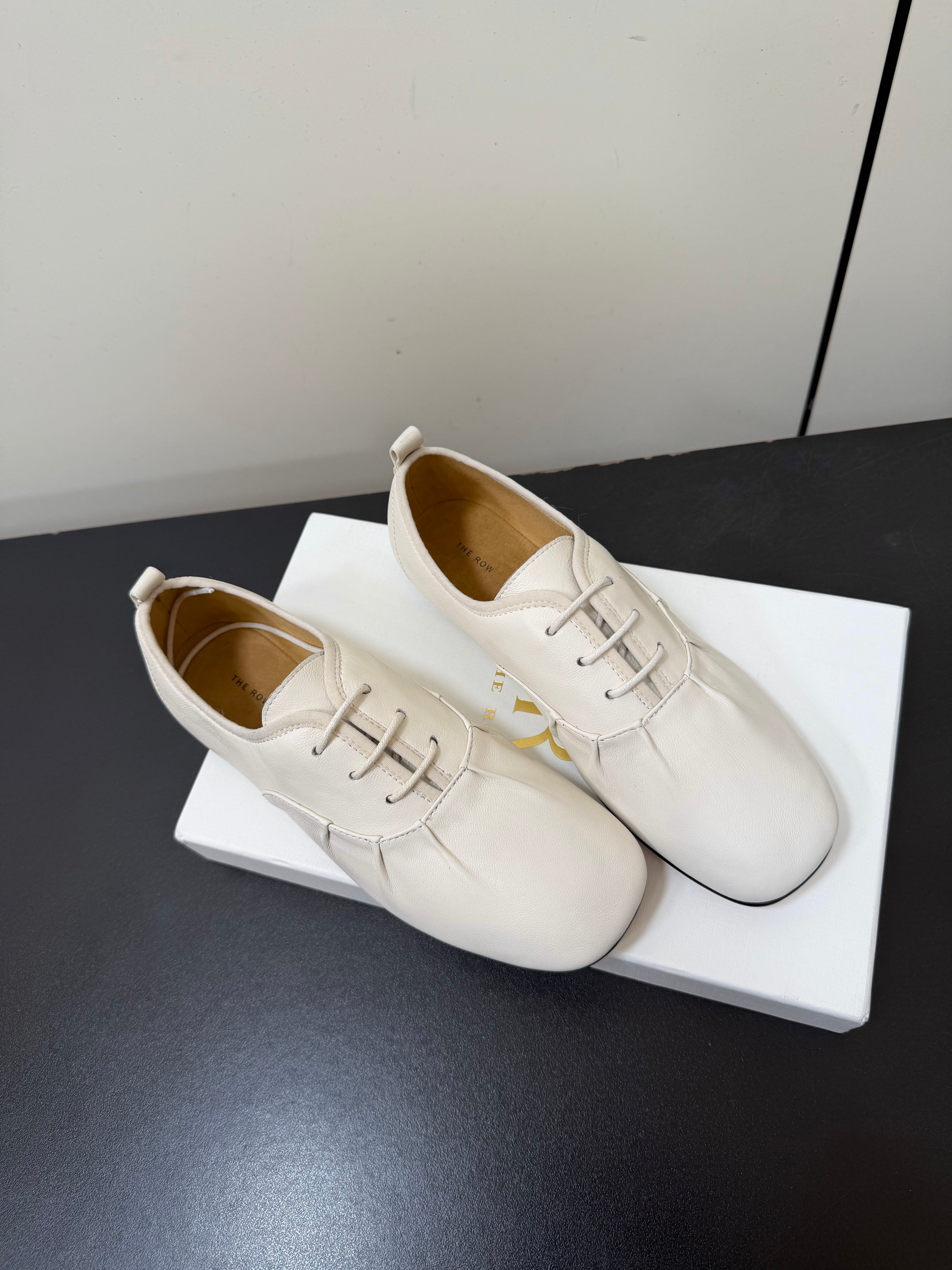 THE ROW 26S LACE UP DERBY FLATS IN WHITE CALFSKIN  WITH SQUARE TOE