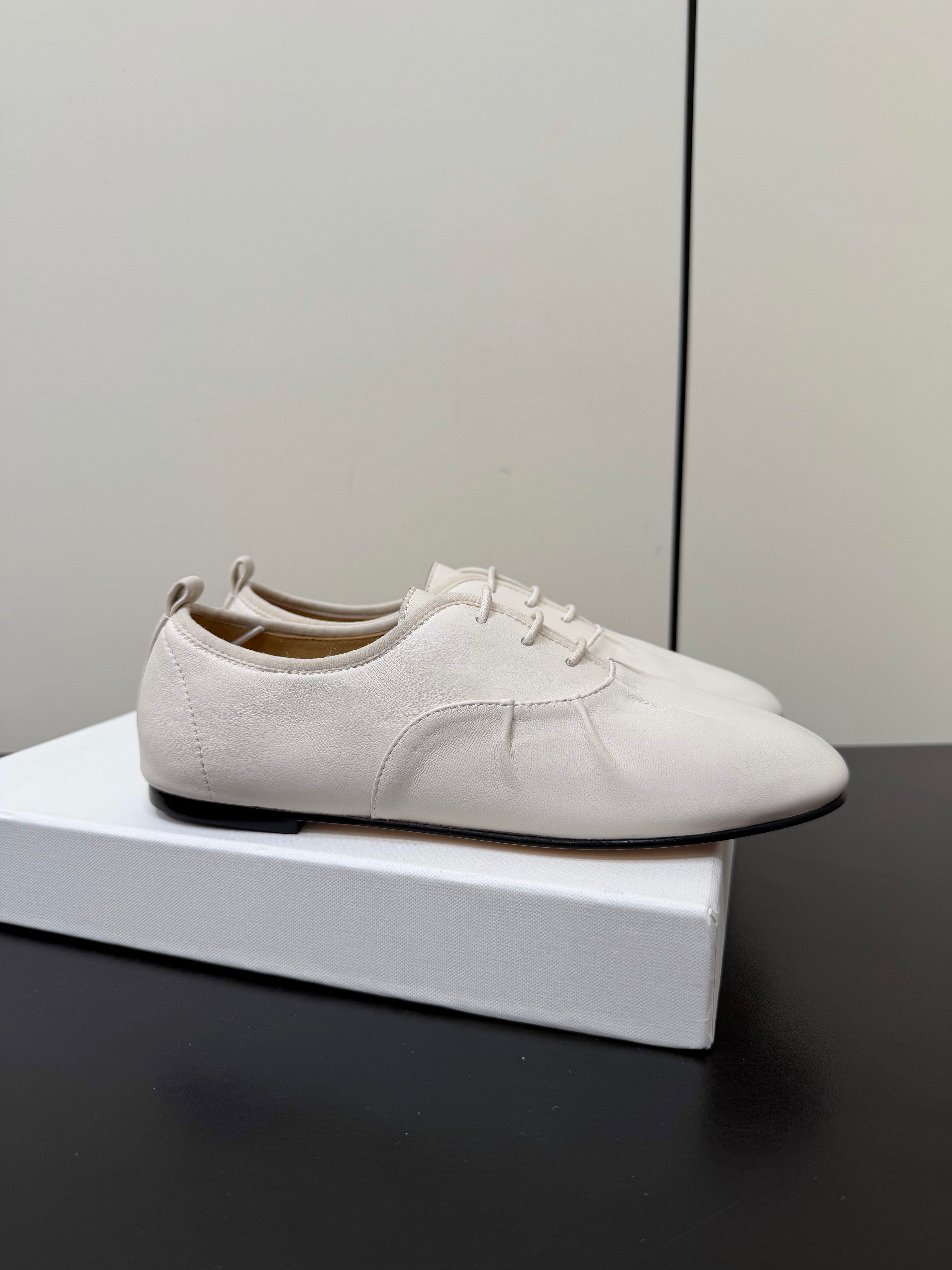 THE ROW 26S LACE UP DERBY FLATS IN WHITE CALFSKIN  WITH SQUARE TOE