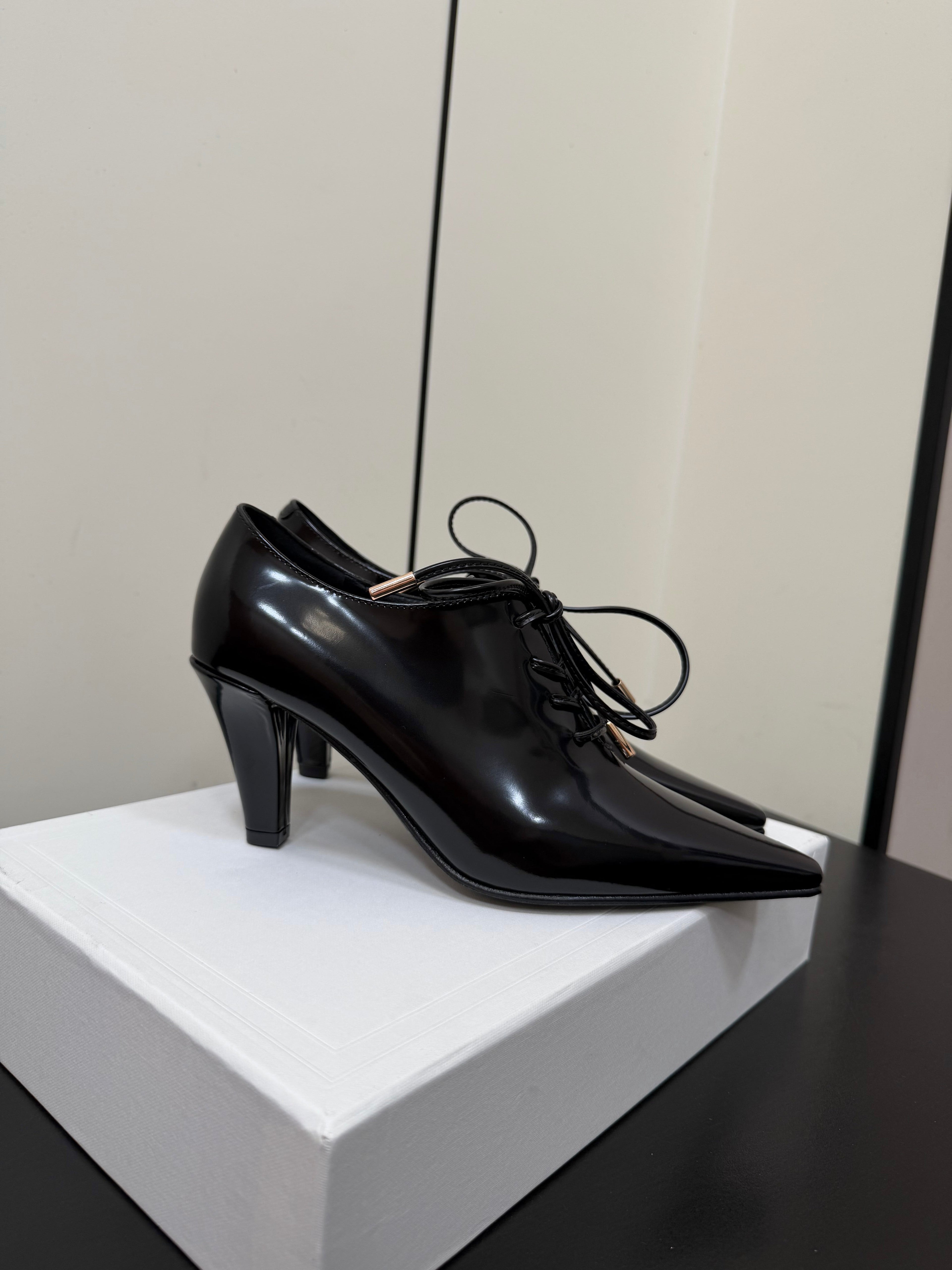 CELINE 26S LACE UP POINTED TOE PUMPS IN BLACK PATENT CALFSKIN