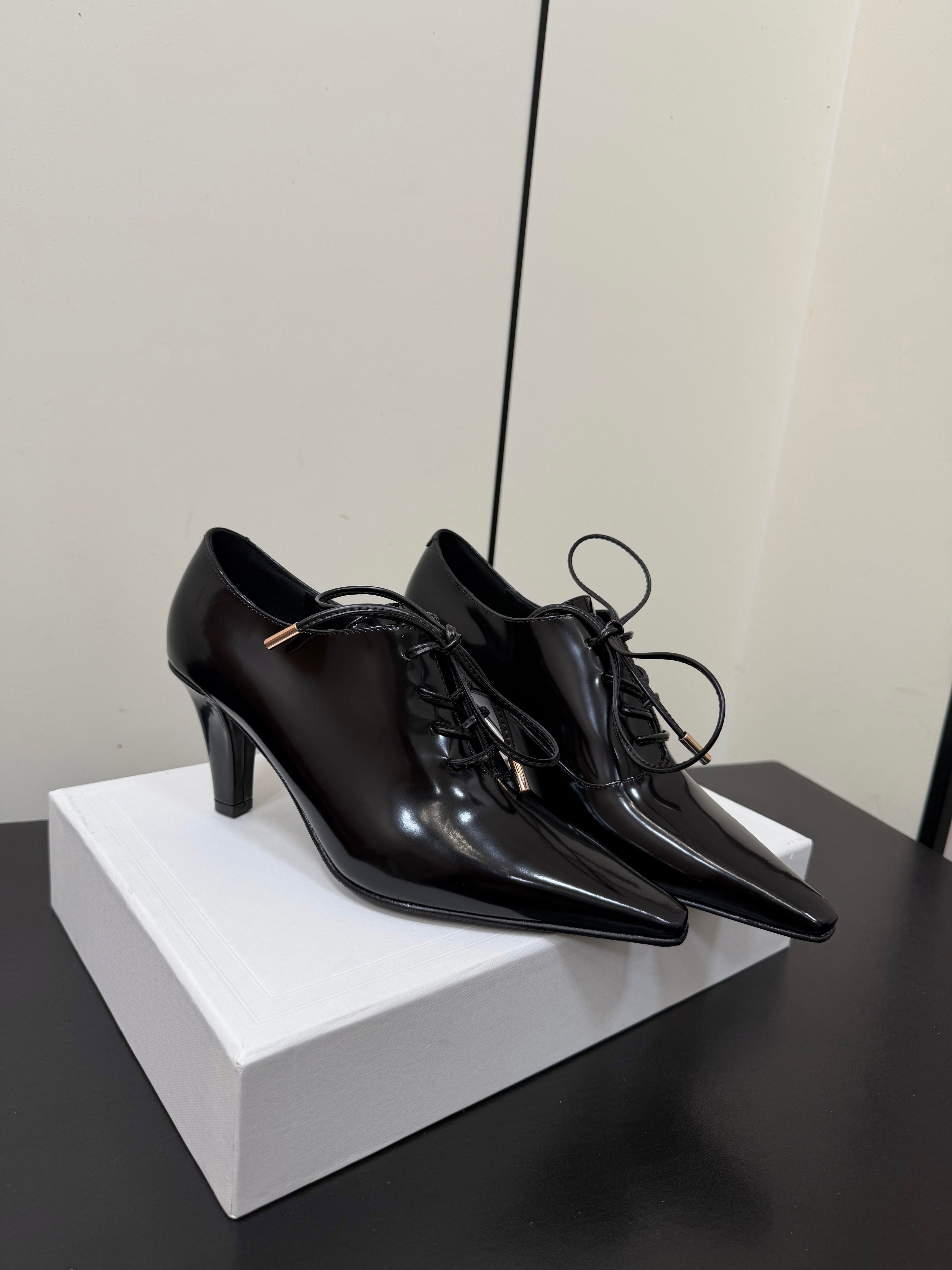 CELINE 26S LACE UP POINTED TOE PUMPS IN BLACK PATENT CALFSKIN
