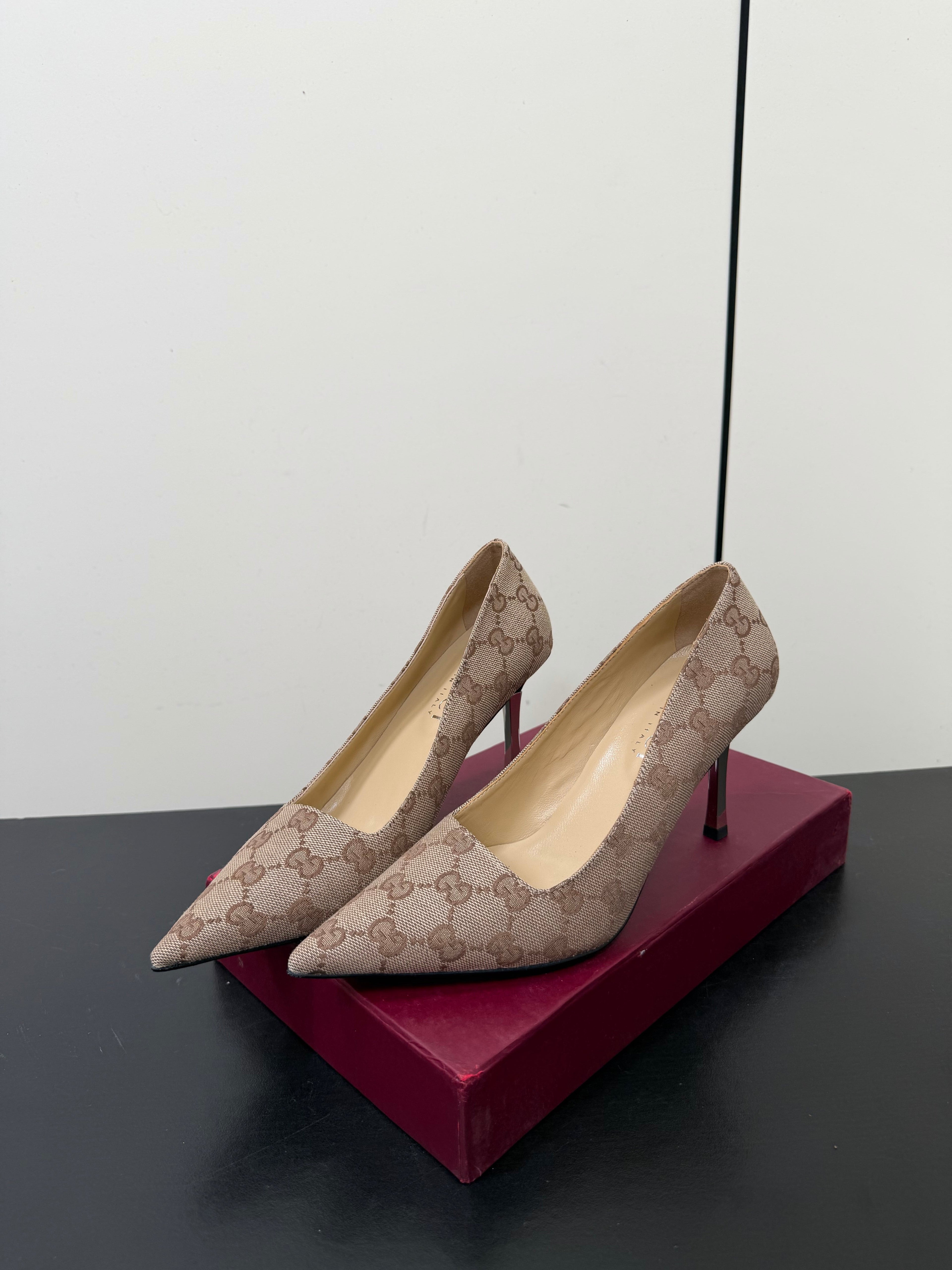 GUCCI 26S POINTED TOE PUMPS 85MM IN BEIGE BROWN CANVAS GG MONOGRAM