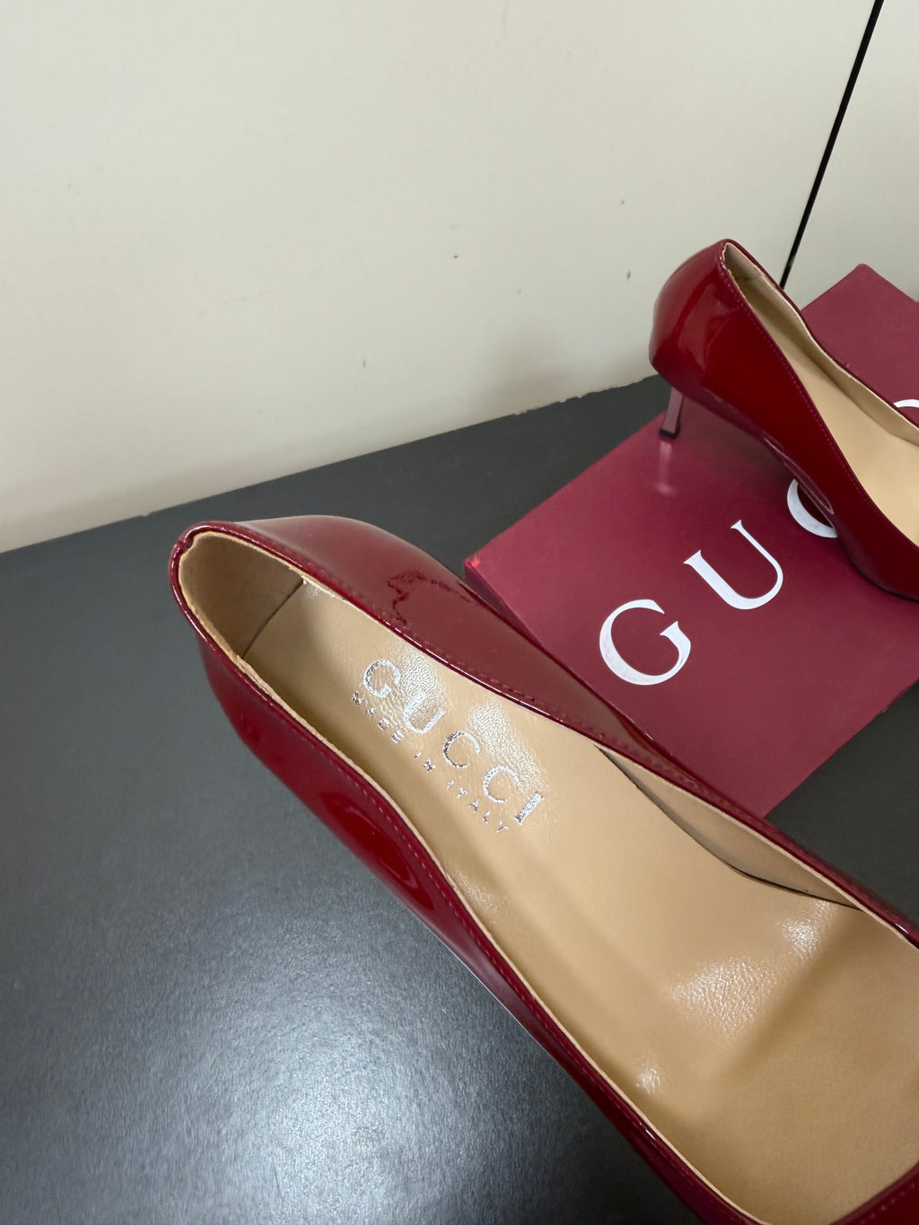 GUCCI 26S POINTED TOE PUMPS 85MM IN BURGUNDY RED PATENT CALFSKIN