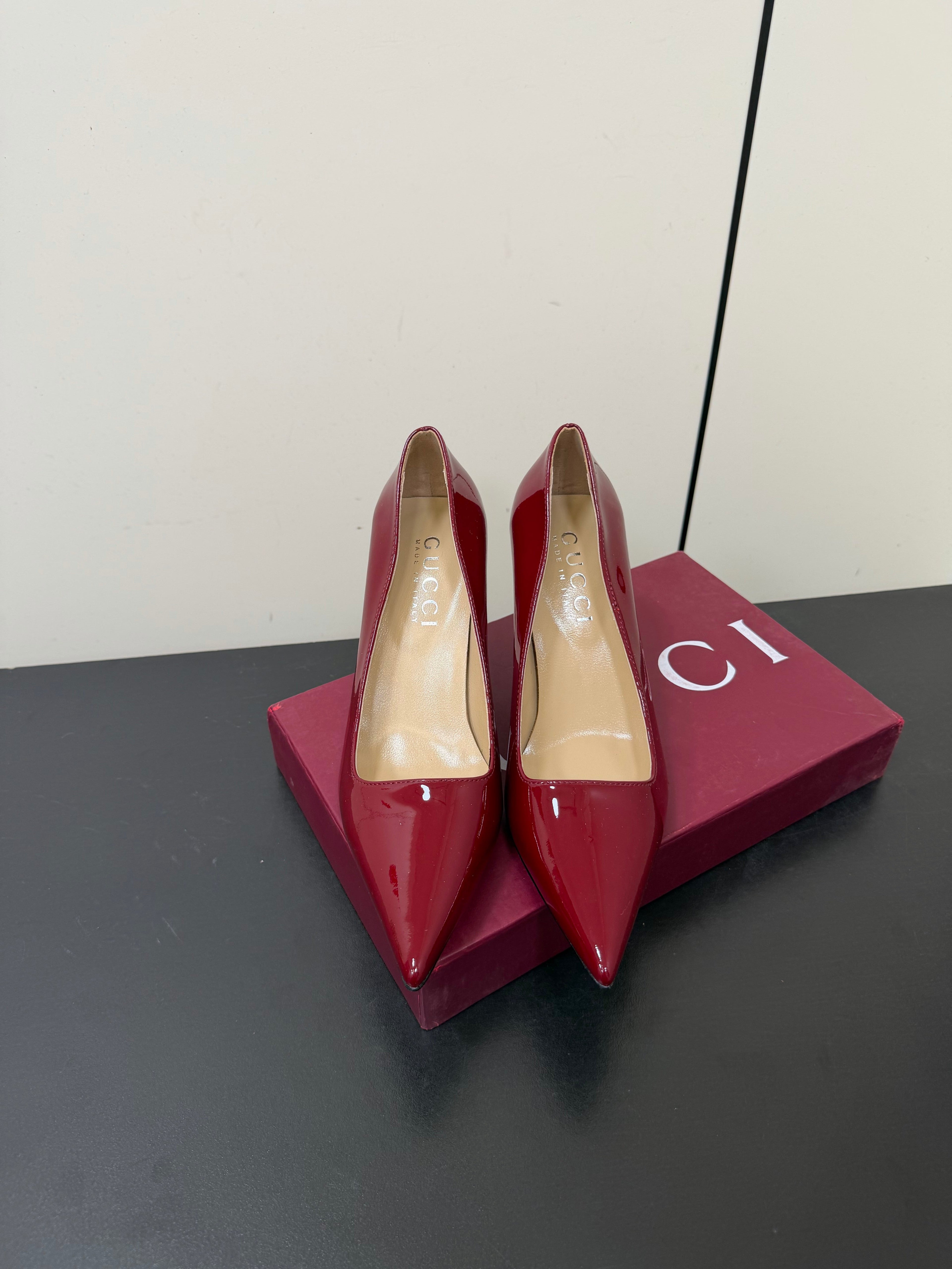 GUCCI 26S POINTED TOE PUMPS 85MM IN BURGUNDY RED PATENT CALFSKIN