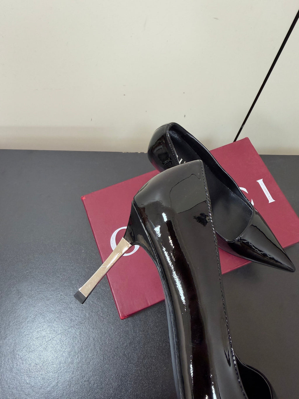 GUCCI 26S POINTED TOE PUMPS 85MM IN BLACK PATENT CALFSKIN