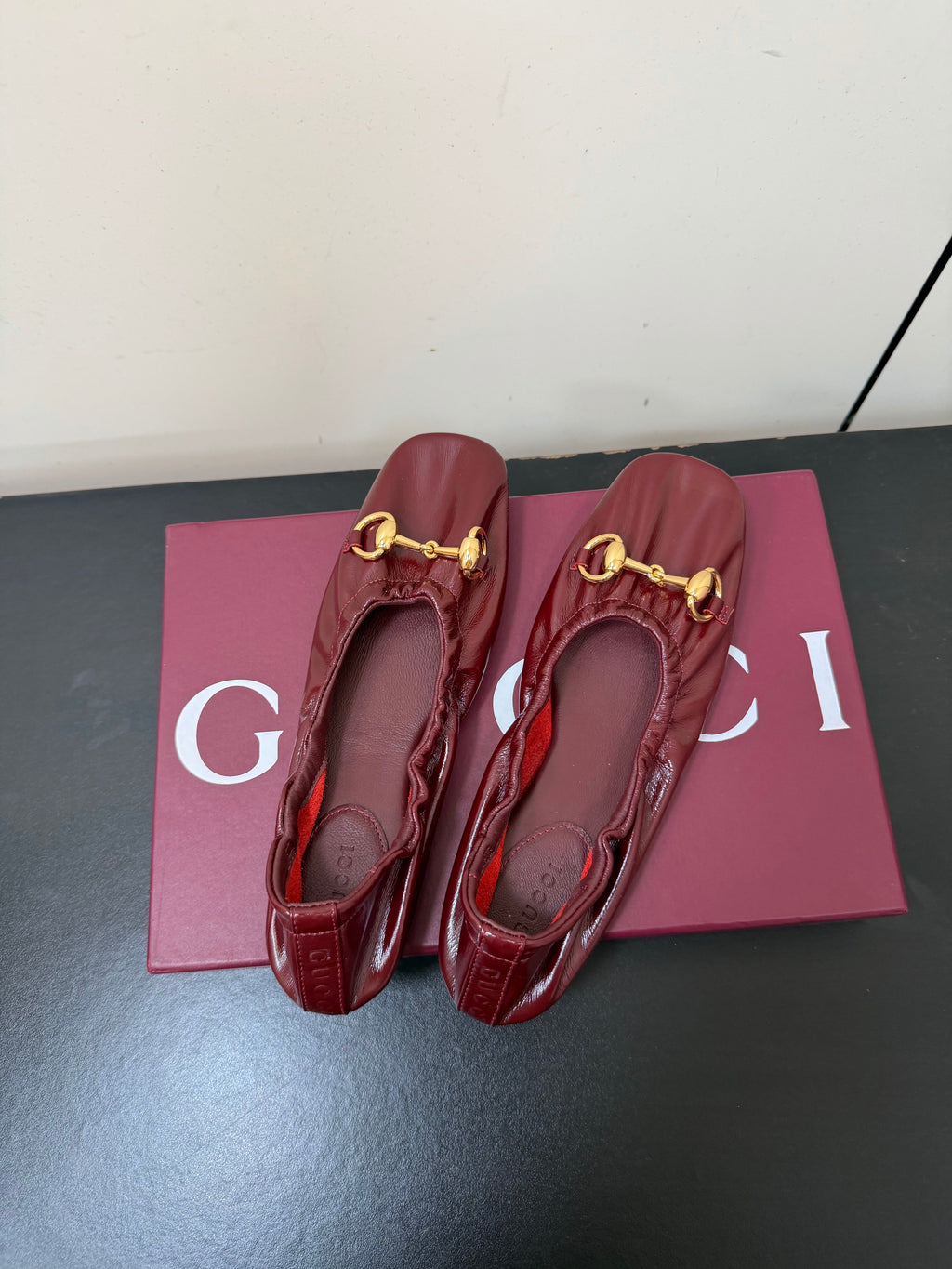 GUCCI 26S BALLET FLATS IN BURGUNDY RED SHINY CALFSKIN GOLD HARDWARE