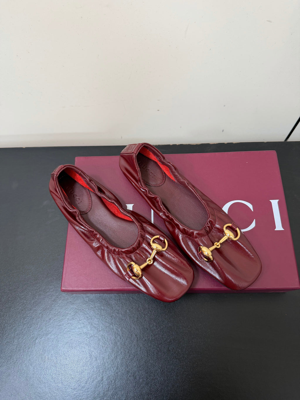 GUCCI 26S BALLET FLATS IN BURGUNDY RED SHINY CALFSKIN GOLD HARDWARE