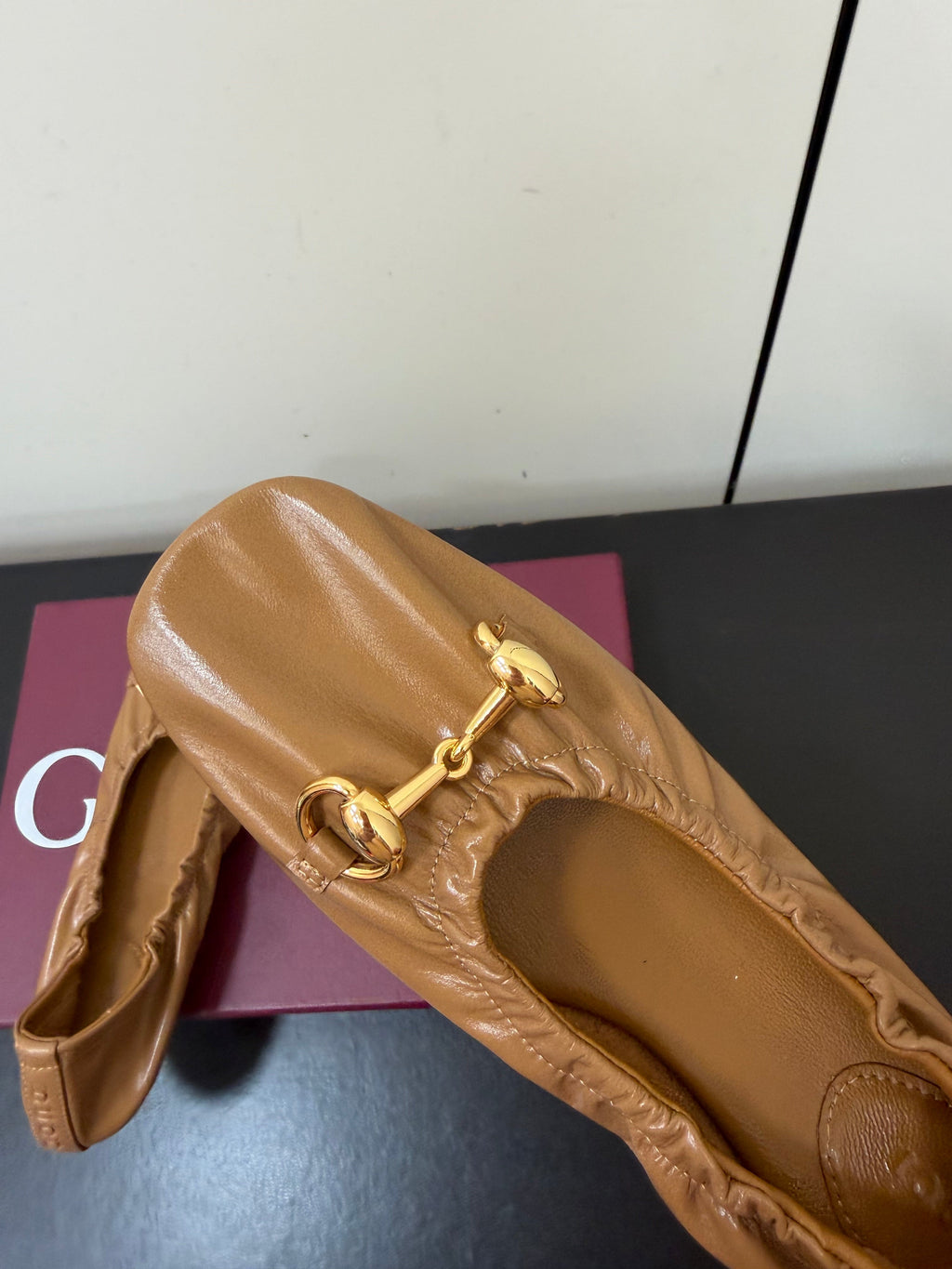 GUCCI 26S BALLET FLATS IN CARAMEL BROWN SHINY CALFSKIN GOLD HARDWARE