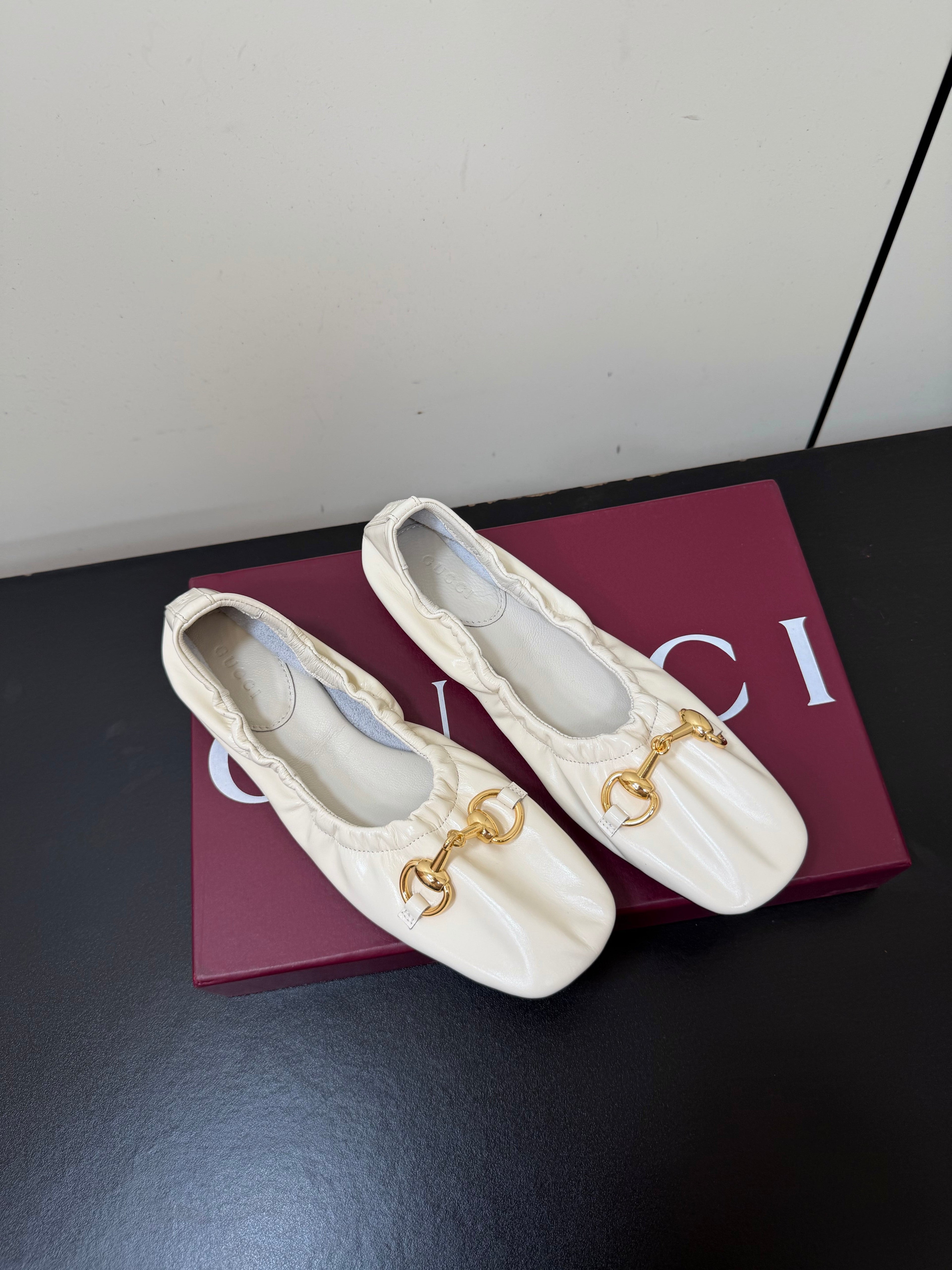 GUCCI 26S BALLET FLATS IN WHITE SHINY CALFSKIN GOLD HARDWARE