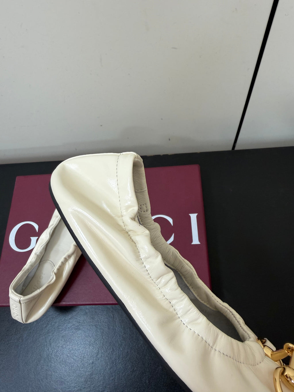 GUCCI 26S BALLET FLATS IN WHITE SHINY CALFSKIN GOLD HARDWARE