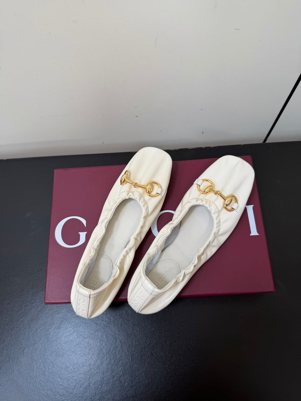 GUCCI 26S BALLET FLATS IN WHITE SHINY CALFSKIN GOLD HARDWARE