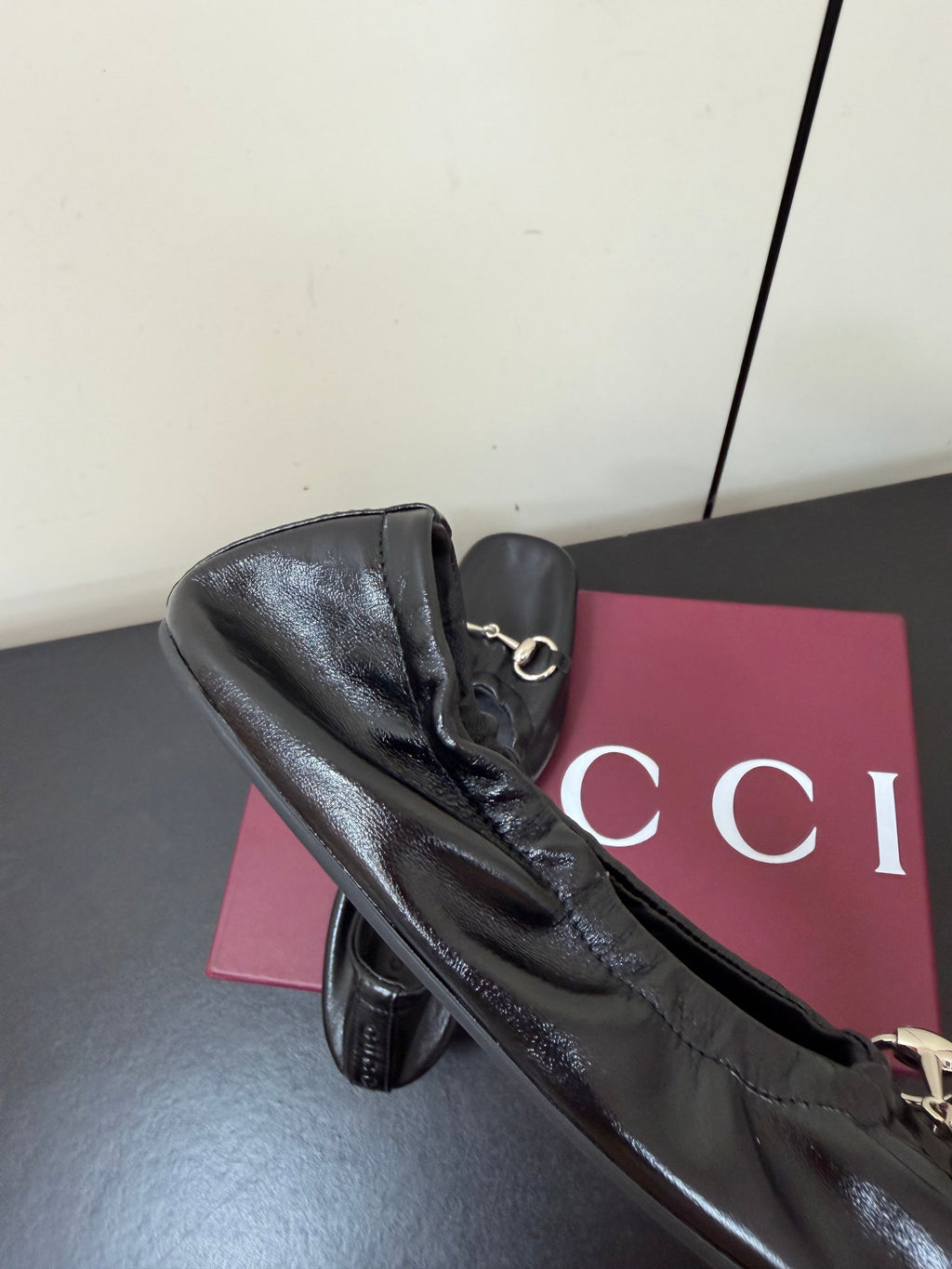 GUCCI 26S BALLET FLATS IN BLACK SHINY CALFSKIN GOLD HARDWARE