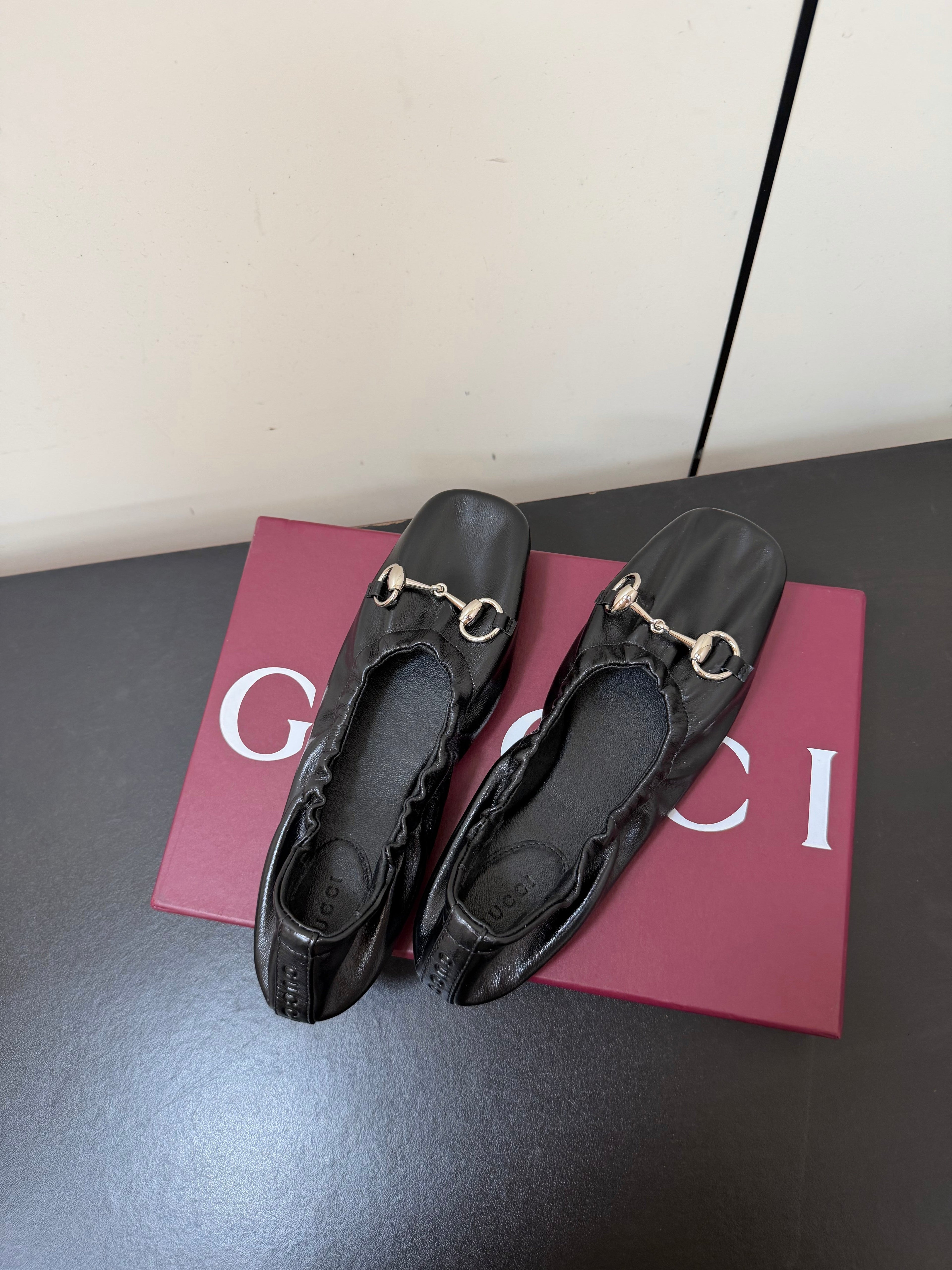 GUCCI 26S BALLET FLATS IN BLACK SHINY CALFSKIN GOLD HARDWARE