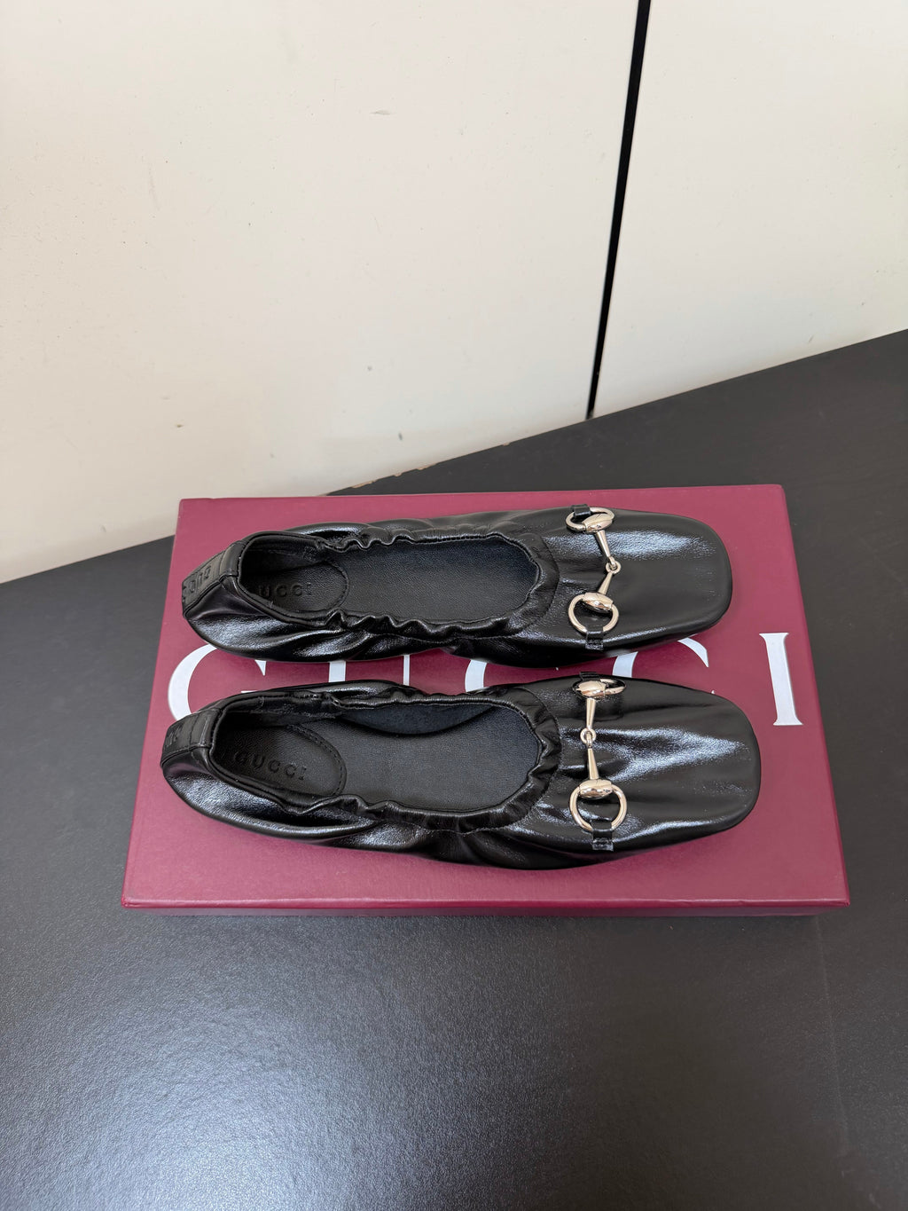 GUCCI 26S BALLET FLATS IN BLACK SHINY CALFSKIN GOLD HARDWARE